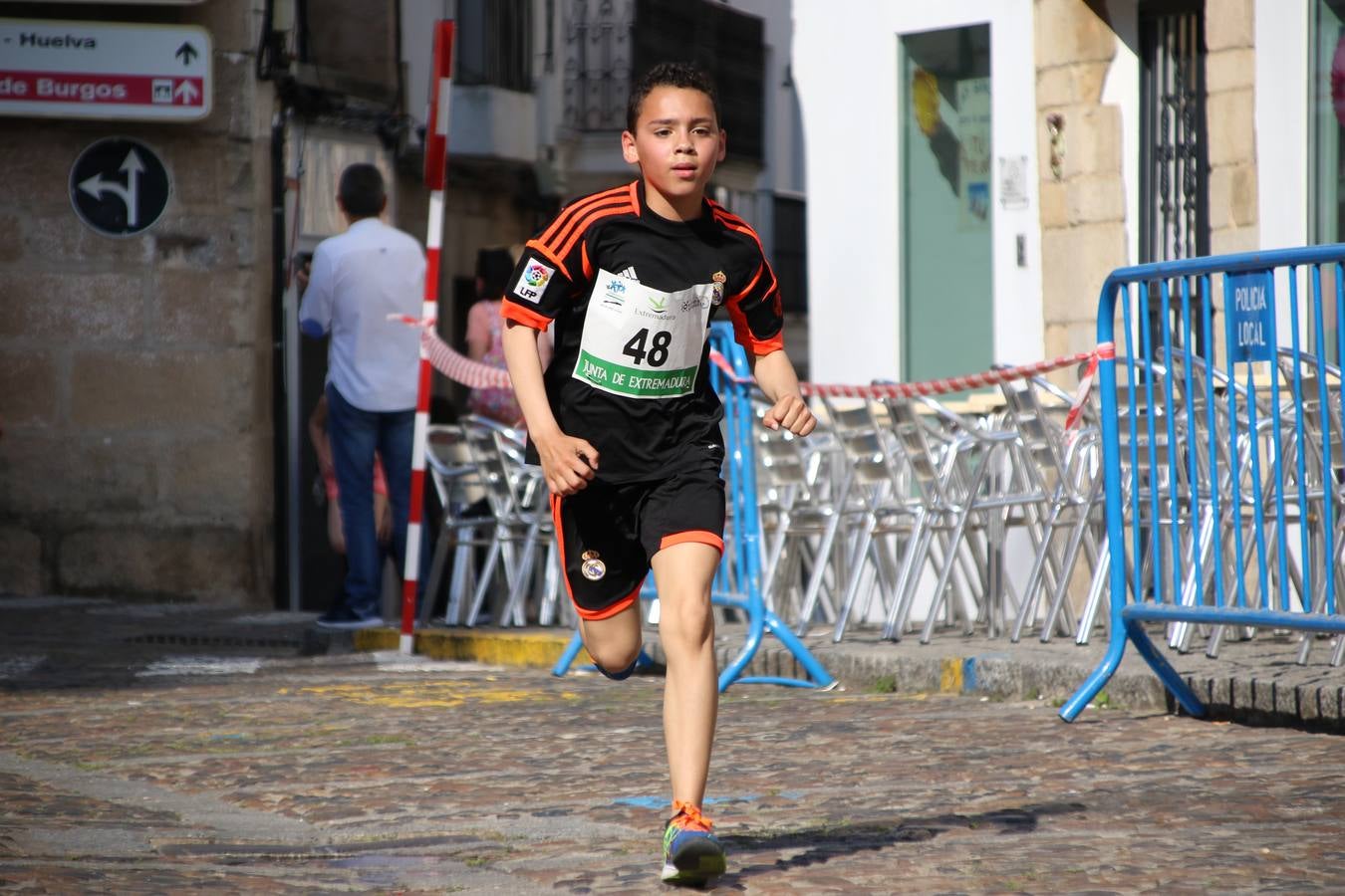 La Plaza de España de Jerez de los Caballeros acogió, ayer, la XXI Carrera Popular y VIII Caminata por la Salud y Solidaridad, organizada por la Concejalía de Juventud y Deportes del Ayuntamiento de Jerez con el apoyo del Programa de Dinamización Deportiva de la Mancomunidad Sierra Suroeste. Esta edición congregó a más de 250 participantes entre todas las categorías y se recaudaron 84 kilos de alimentos y 75 euros destinados a Cruz Roja en Jerez. La citada prueba se consagra, año tras año, como una de las citas deportivas ineludibles y más esperadas por los jerezanos y jerezanas. 