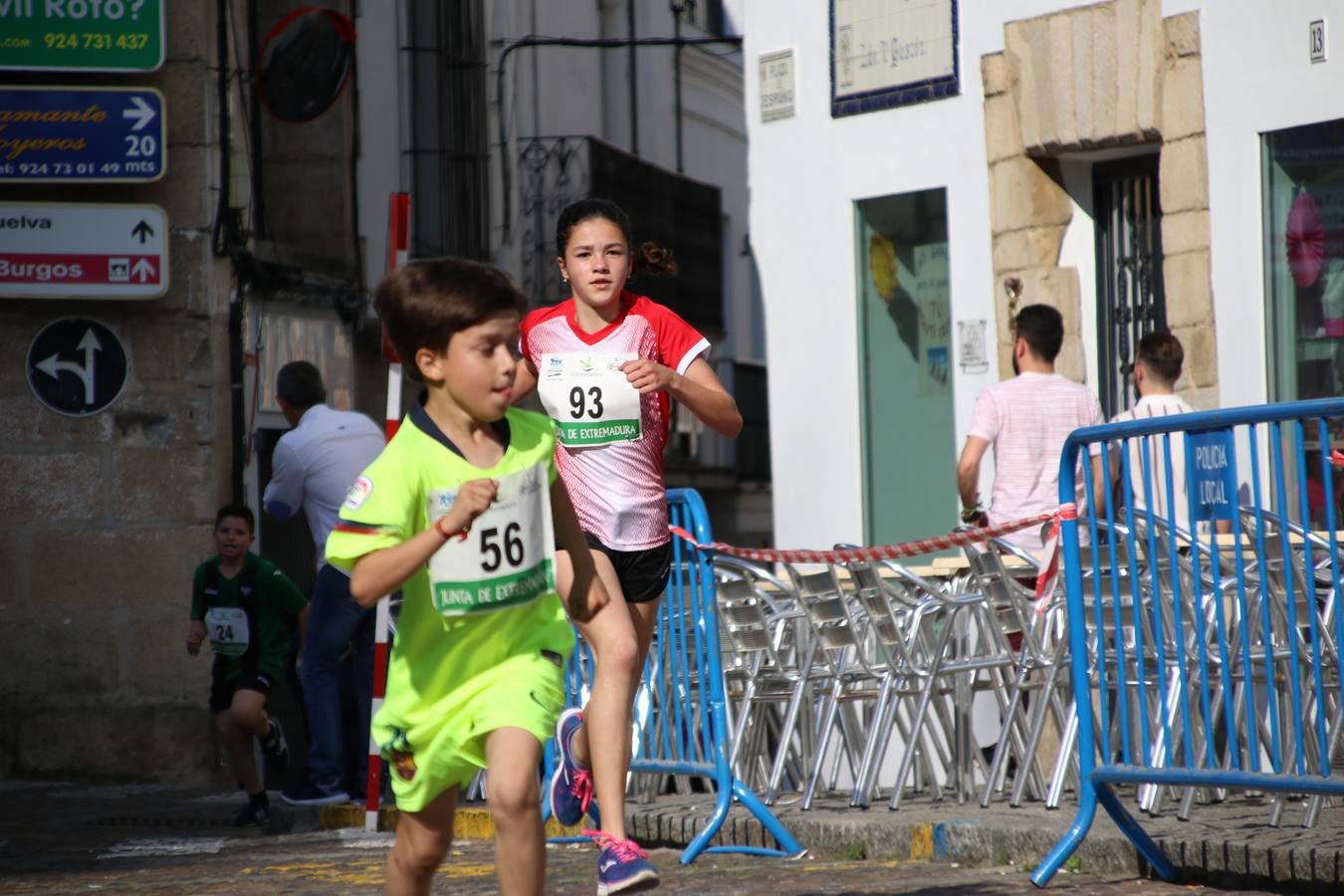 La Plaza de España de Jerez de los Caballeros acogió, ayer, la XXI Carrera Popular y VIII Caminata por la Salud y Solidaridad, organizada por la Concejalía de Juventud y Deportes del Ayuntamiento de Jerez con el apoyo del Programa de Dinamización Deportiva de la Mancomunidad Sierra Suroeste. Esta edición congregó a más de 250 participantes entre todas las categorías y se recaudaron 84 kilos de alimentos y 75 euros destinados a Cruz Roja en Jerez. La citada prueba se consagra, año tras año, como una de las citas deportivas ineludibles y más esperadas por los jerezanos y jerezanas. 