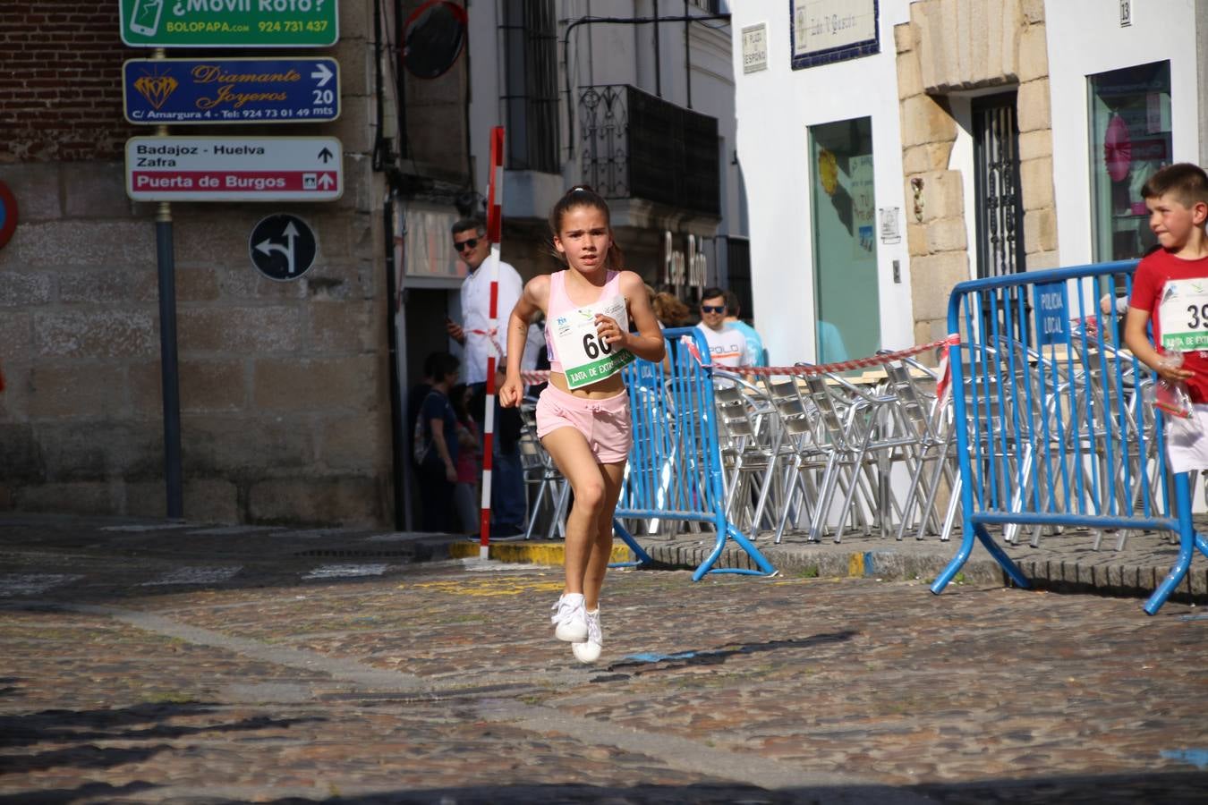 La Plaza de España de Jerez de los Caballeros acogió, ayer, la XXI Carrera Popular y VIII Caminata por la Salud y Solidaridad, organizada por la Concejalía de Juventud y Deportes del Ayuntamiento de Jerez con el apoyo del Programa de Dinamización Deportiva de la Mancomunidad Sierra Suroeste. Esta edición congregó a más de 250 participantes entre todas las categorías y se recaudaron 84 kilos de alimentos y 75 euros destinados a Cruz Roja en Jerez. La citada prueba se consagra, año tras año, como una de las citas deportivas ineludibles y más esperadas por los jerezanos y jerezanas. 