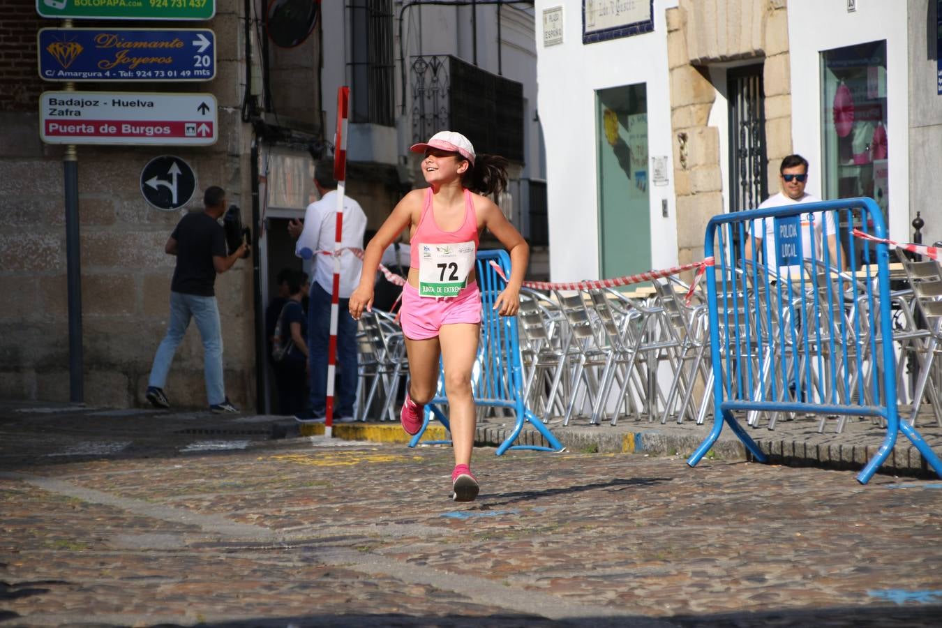 La Plaza de España de Jerez de los Caballeros acogió, ayer, la XXI Carrera Popular y VIII Caminata por la Salud y Solidaridad, organizada por la Concejalía de Juventud y Deportes del Ayuntamiento de Jerez con el apoyo del Programa de Dinamización Deportiva de la Mancomunidad Sierra Suroeste. Esta edición congregó a más de 250 participantes entre todas las categorías y se recaudaron 84 kilos de alimentos y 75 euros destinados a Cruz Roja en Jerez. La citada prueba se consagra, año tras año, como una de las citas deportivas ineludibles y más esperadas por los jerezanos y jerezanas. 