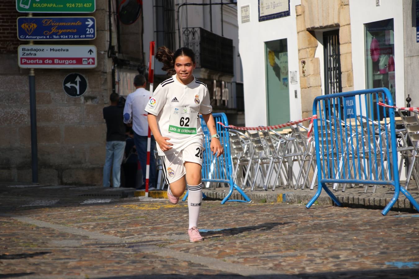 La Plaza de España de Jerez de los Caballeros acogió, ayer, la XXI Carrera Popular y VIII Caminata por la Salud y Solidaridad, organizada por la Concejalía de Juventud y Deportes del Ayuntamiento de Jerez con el apoyo del Programa de Dinamización Deportiva de la Mancomunidad Sierra Suroeste. Esta edición congregó a más de 250 participantes entre todas las categorías y se recaudaron 84 kilos de alimentos y 75 euros destinados a Cruz Roja en Jerez. La citada prueba se consagra, año tras año, como una de las citas deportivas ineludibles y más esperadas por los jerezanos y jerezanas. 