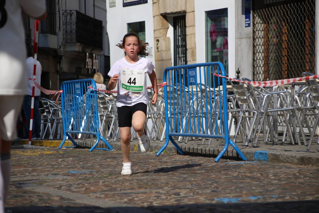La Plaza de España de Jerez de los Caballeros acogió, ayer, la XXI Carrera Popular y VIII Caminata por la Salud y Solidaridad, organizada por la Concejalía de Juventud y Deportes del Ayuntamiento de Jerez con el apoyo del Programa de Dinamización Deportiva de la Mancomunidad Sierra Suroeste. Esta edición congregó a más de 250 participantes entre todas las categorías y se recaudaron 84 kilos de alimentos y 75 euros destinados a Cruz Roja en Jerez. La citada prueba se consagra, año tras año, como una de las citas deportivas ineludibles y más esperadas por los jerezanos y jerezanas. 