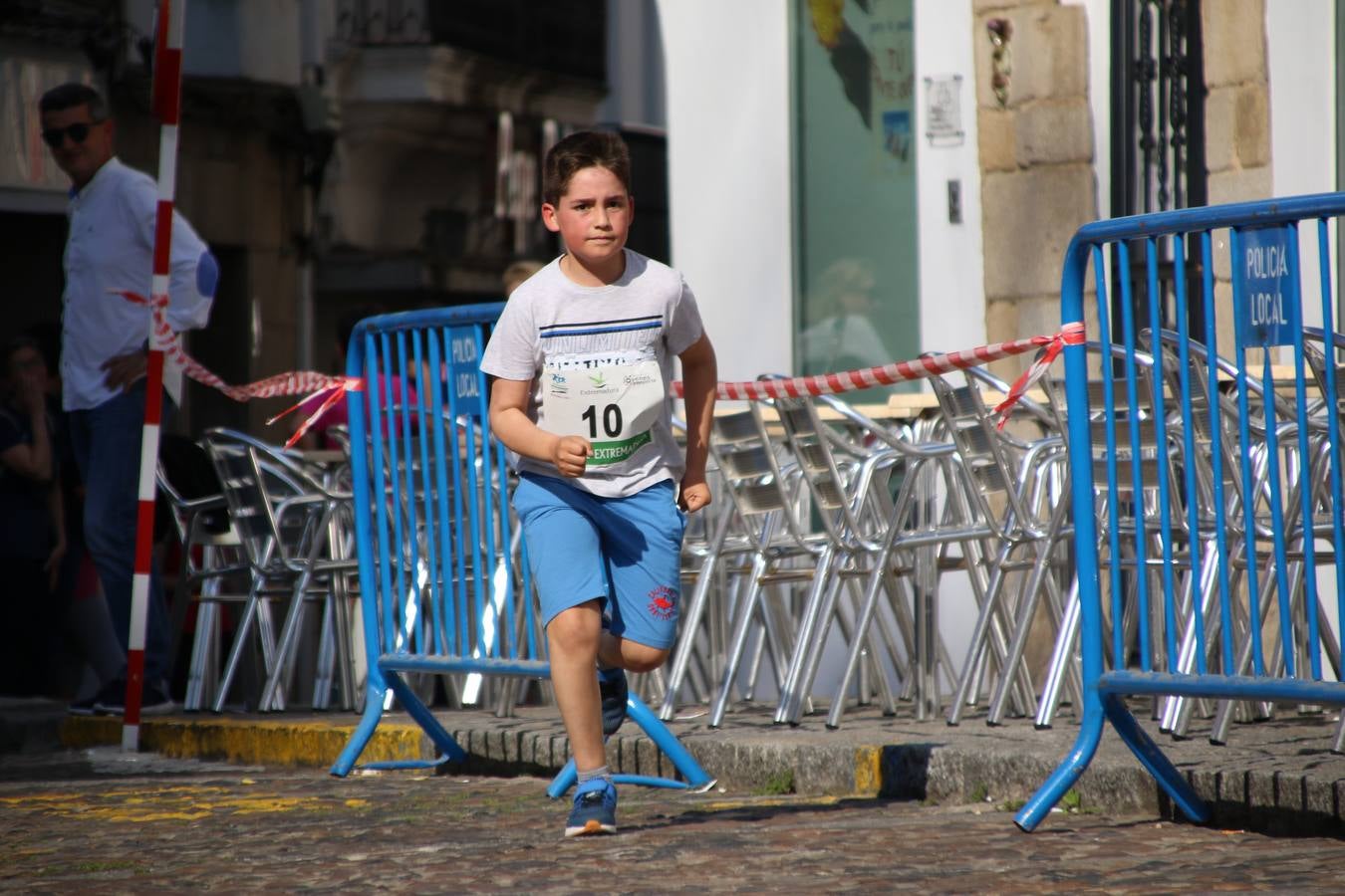 La Plaza de España de Jerez de los Caballeros acogió, ayer, la XXI Carrera Popular y VIII Caminata por la Salud y Solidaridad, organizada por la Concejalía de Juventud y Deportes del Ayuntamiento de Jerez con el apoyo del Programa de Dinamización Deportiva de la Mancomunidad Sierra Suroeste. Esta edición congregó a más de 250 participantes entre todas las categorías y se recaudaron 84 kilos de alimentos y 75 euros destinados a Cruz Roja en Jerez. La citada prueba se consagra, año tras año, como una de las citas deportivas ineludibles y más esperadas por los jerezanos y jerezanas. 