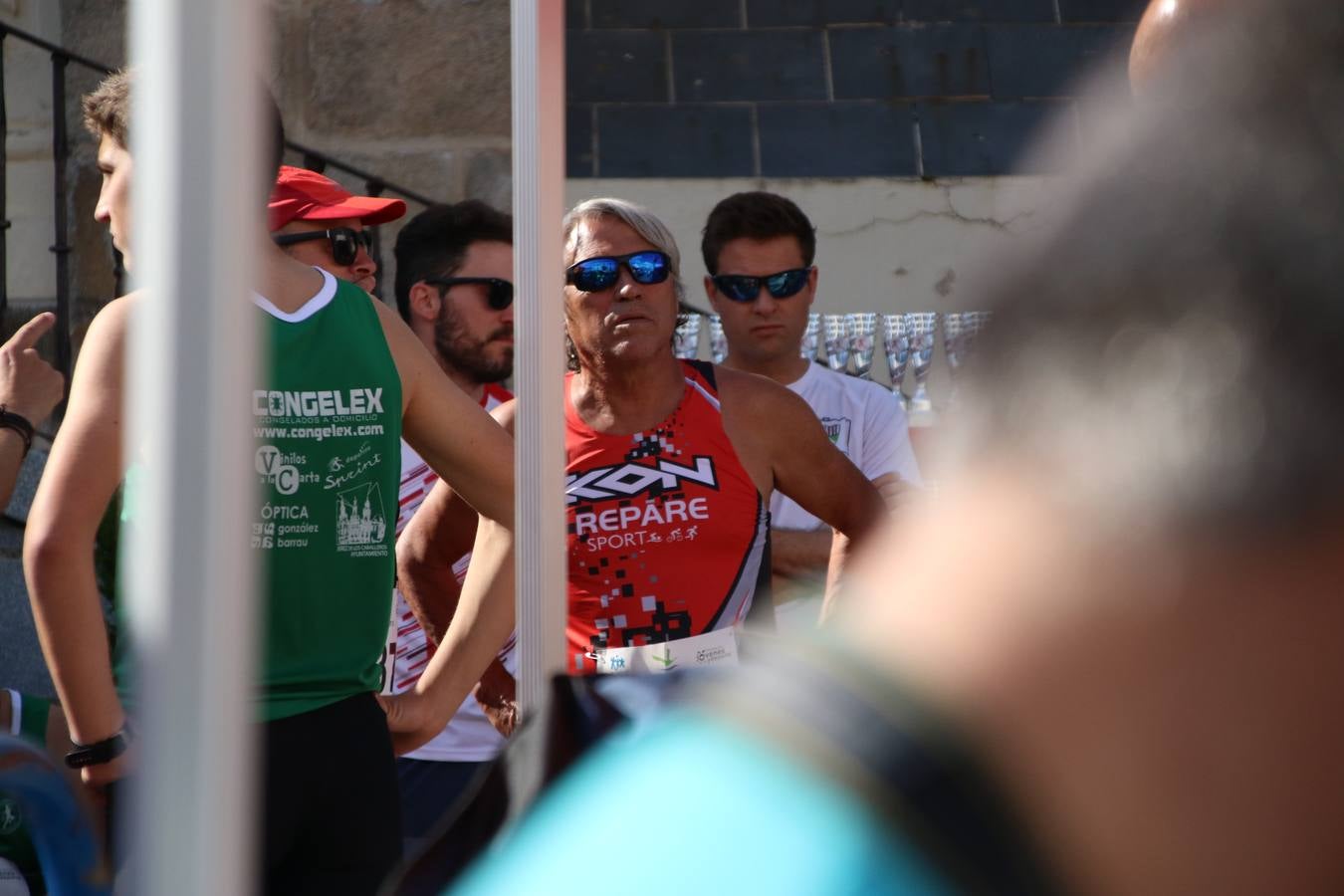 La Plaza de España de Jerez de los Caballeros acogió, ayer, la XXI Carrera Popular y VIII Caminata por la Salud y Solidaridad, organizada por la Concejalía de Juventud y Deportes del Ayuntamiento de Jerez con el apoyo del Programa de Dinamización Deportiva de la Mancomunidad Sierra Suroeste. Esta edición congregó a más de 250 participantes entre todas las categorías y se recaudaron 84 kilos de alimentos y 75 euros destinados a Cruz Roja en Jerez. La citada prueba se consagra, año tras año, como una de las citas deportivas ineludibles y más esperadas por los jerezanos y jerezanas. 