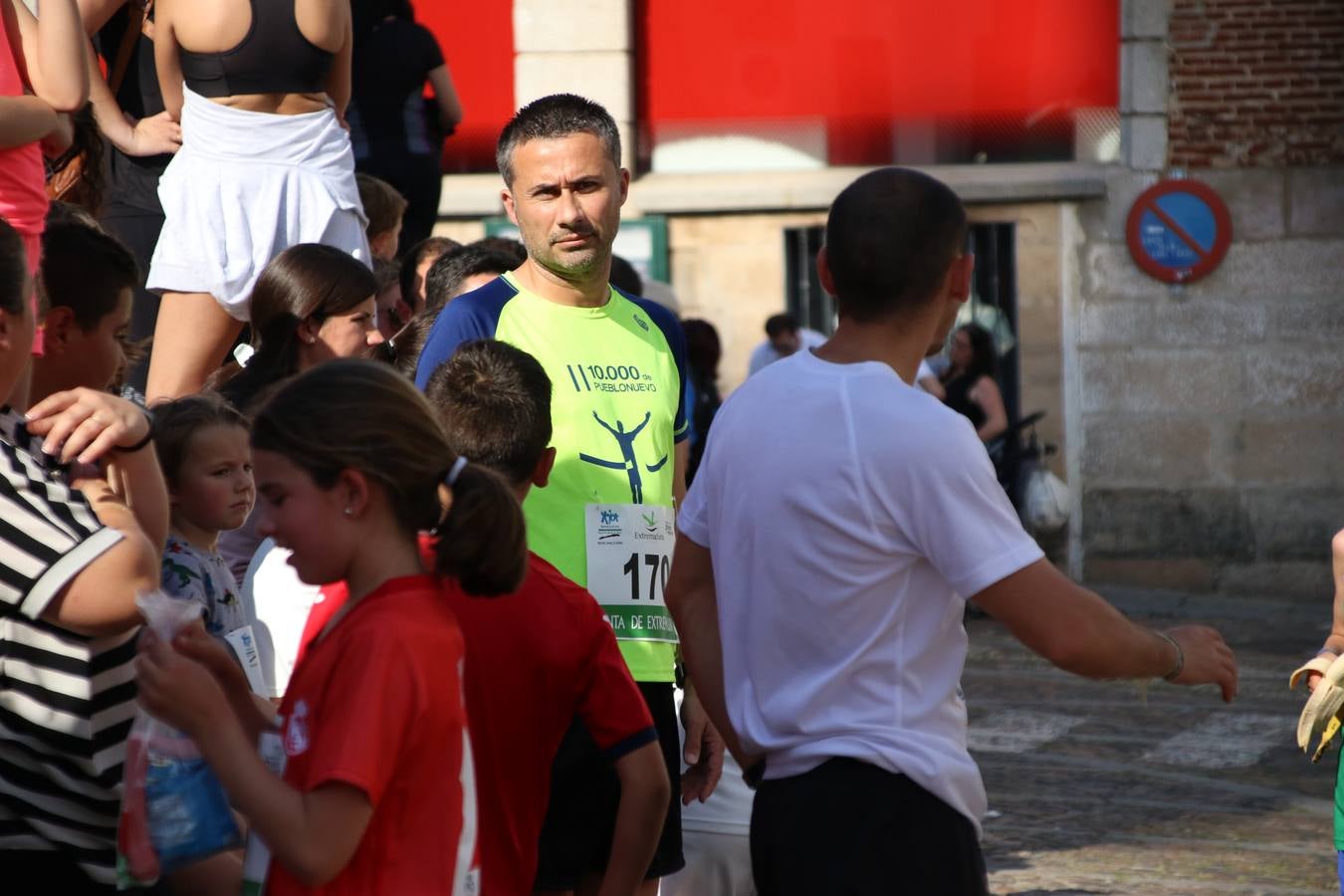La Plaza de España de Jerez de los Caballeros acogió, ayer, la XXI Carrera Popular y VIII Caminata por la Salud y Solidaridad, organizada por la Concejalía de Juventud y Deportes del Ayuntamiento de Jerez con el apoyo del Programa de Dinamización Deportiva de la Mancomunidad Sierra Suroeste. Esta edición congregó a más de 250 participantes entre todas las categorías y se recaudaron 84 kilos de alimentos y 75 euros destinados a Cruz Roja en Jerez. La citada prueba se consagra, año tras año, como una de las citas deportivas ineludibles y más esperadas por los jerezanos y jerezanas. 