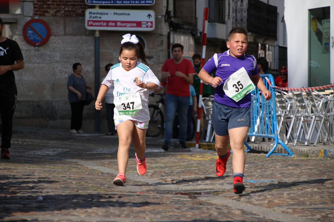 La Plaza de España de Jerez de los Caballeros acogió, ayer, la XXI Carrera Popular y VIII Caminata por la Salud y Solidaridad, organizada por la Concejalía de Juventud y Deportes del Ayuntamiento de Jerez con el apoyo del Programa de Dinamización Deportiva de la Mancomunidad Sierra Suroeste. Esta edición congregó a más de 250 participantes entre todas las categorías y se recaudaron 84 kilos de alimentos y 75 euros destinados a Cruz Roja en Jerez. La citada prueba se consagra, año tras año, como una de las citas deportivas ineludibles y más esperadas por los jerezanos y jerezanas. 