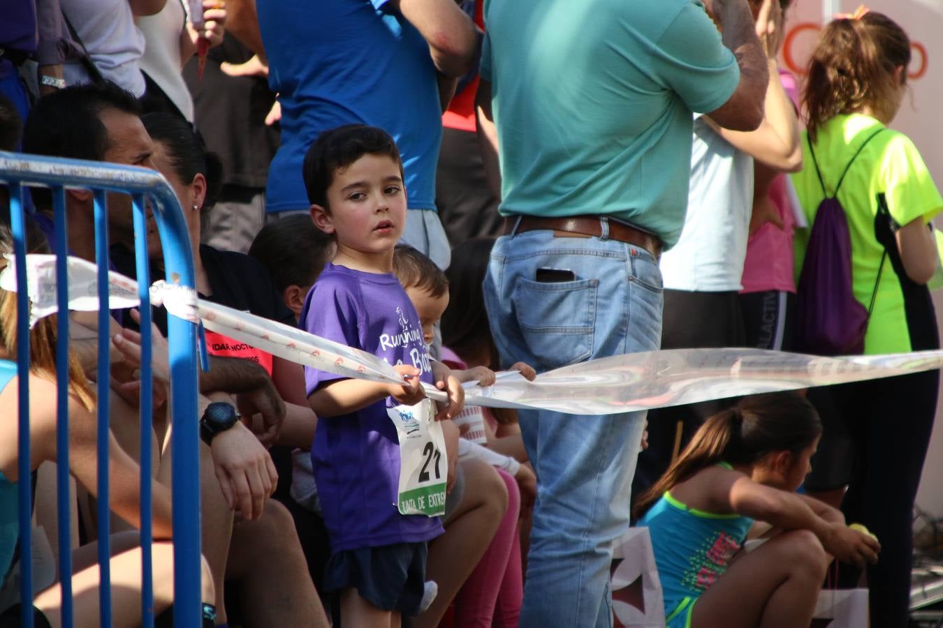 La Plaza de España de Jerez de los Caballeros acogió, ayer, la XXI Carrera Popular y VIII Caminata por la Salud y Solidaridad, organizada por la Concejalía de Juventud y Deportes del Ayuntamiento de Jerez con el apoyo del Programa de Dinamización Deportiva de la Mancomunidad Sierra Suroeste. Esta edición congregó a más de 250 participantes entre todas las categorías y se recaudaron 84 kilos de alimentos y 75 euros destinados a Cruz Roja en Jerez. La citada prueba se consagra, año tras año, como una de las citas deportivas ineludibles y más esperadas por los jerezanos y jerezanas. 