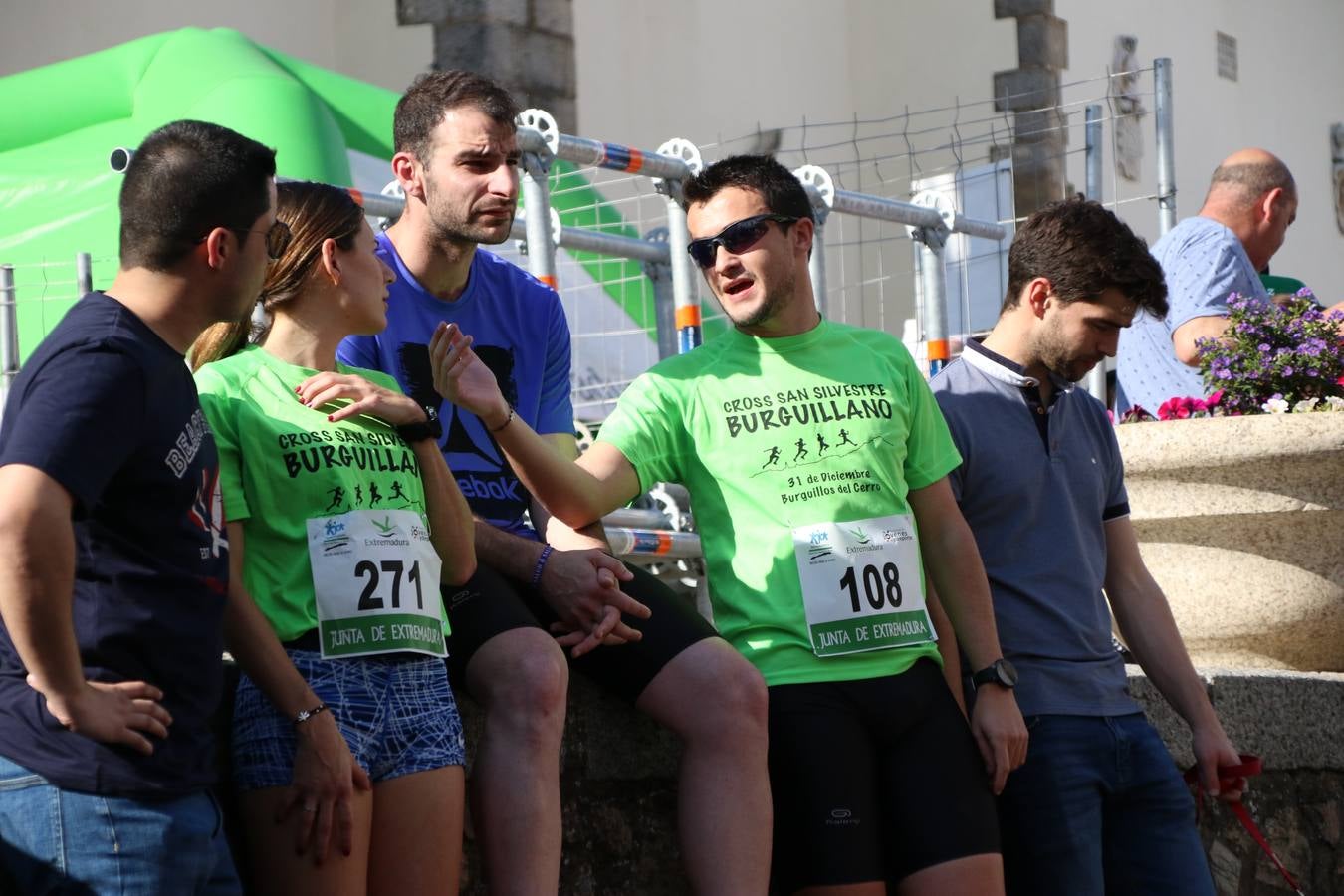 La Plaza de España de Jerez de los Caballeros acogió, ayer, la XXI Carrera Popular y VIII Caminata por la Salud y Solidaridad, organizada por la Concejalía de Juventud y Deportes del Ayuntamiento de Jerez con el apoyo del Programa de Dinamización Deportiva de la Mancomunidad Sierra Suroeste. Esta edición congregó a más de 250 participantes entre todas las categorías y se recaudaron 84 kilos de alimentos y 75 euros destinados a Cruz Roja en Jerez. La citada prueba se consagra, año tras año, como una de las citas deportivas ineludibles y más esperadas por los jerezanos y jerezanas. 
