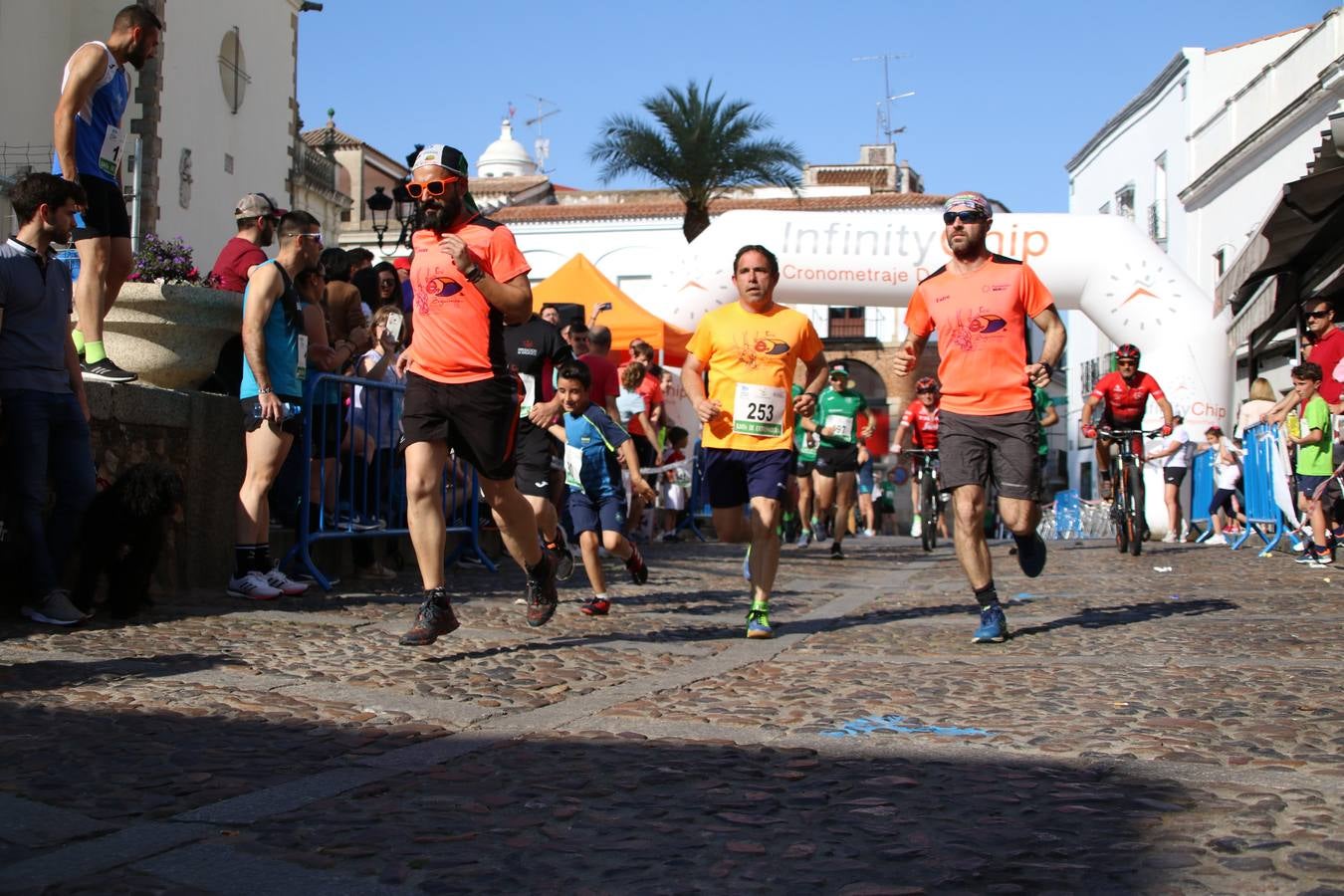 La Plaza de España de Jerez de los Caballeros acogió, ayer, la XXI Carrera Popular y VIII Caminata por la Salud y Solidaridad, organizada por la Concejalía de Juventud y Deportes del Ayuntamiento de Jerez con el apoyo del Programa de Dinamización Deportiva de la Mancomunidad Sierra Suroeste. Esta edición congregó a más de 250 participantes entre todas las categorías y se recaudaron 84 kilos de alimentos y 75 euros destinados a Cruz Roja en Jerez. La citada prueba se consagra, año tras año, como una de las citas deportivas ineludibles y más esperadas por los jerezanos y jerezanas. 