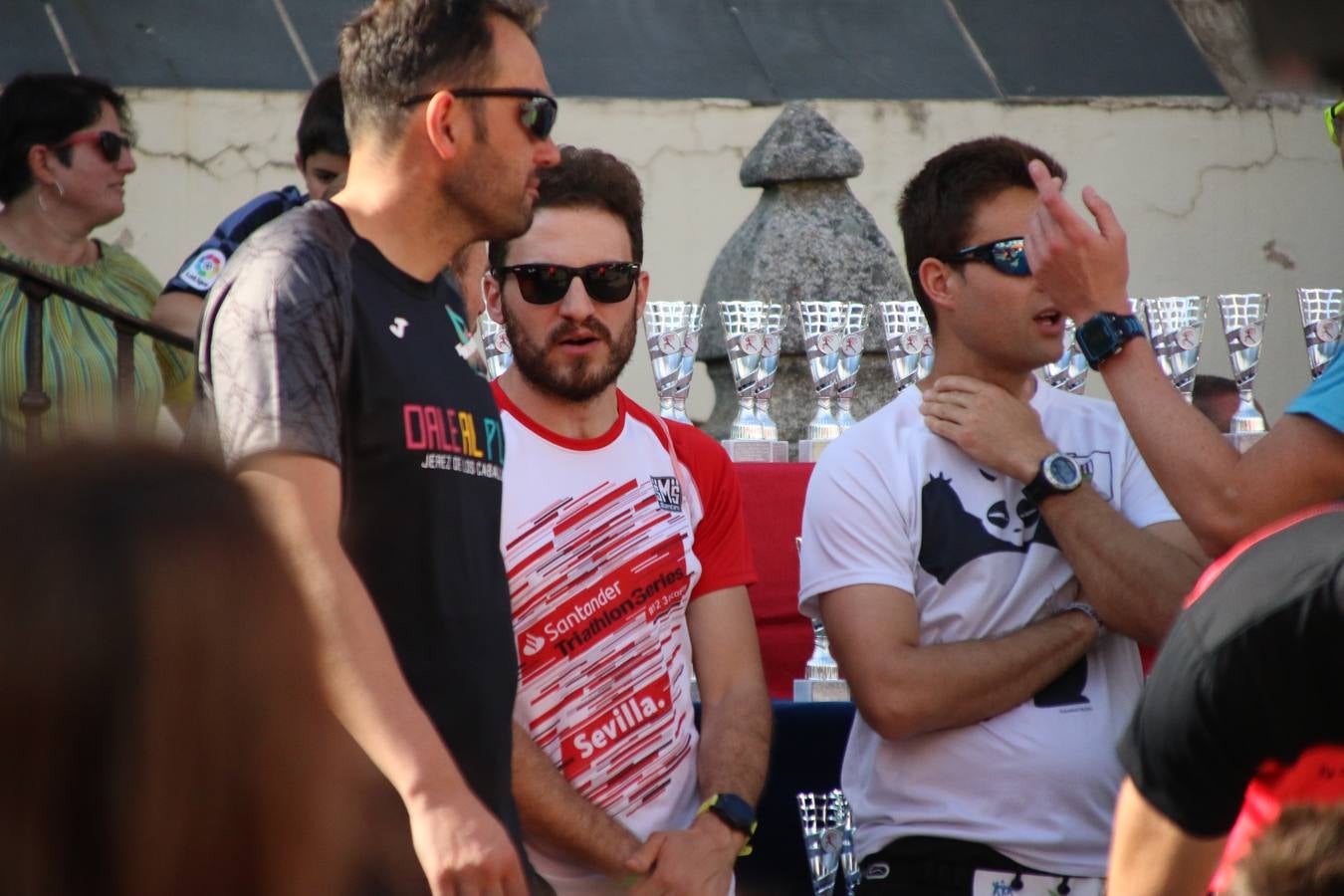 La Plaza de España de Jerez de los Caballeros acogió, ayer, la XXI Carrera Popular y VIII Caminata por la Salud y Solidaridad, organizada por la Concejalía de Juventud y Deportes del Ayuntamiento de Jerez con el apoyo del Programa de Dinamización Deportiva de la Mancomunidad Sierra Suroeste. Esta edición congregó a más de 250 participantes entre todas las categorías y se recaudaron 84 kilos de alimentos y 75 euros destinados a Cruz Roja en Jerez. La citada prueba se consagra, año tras año, como una de las citas deportivas ineludibles y más esperadas por los jerezanos y jerezanas. 
