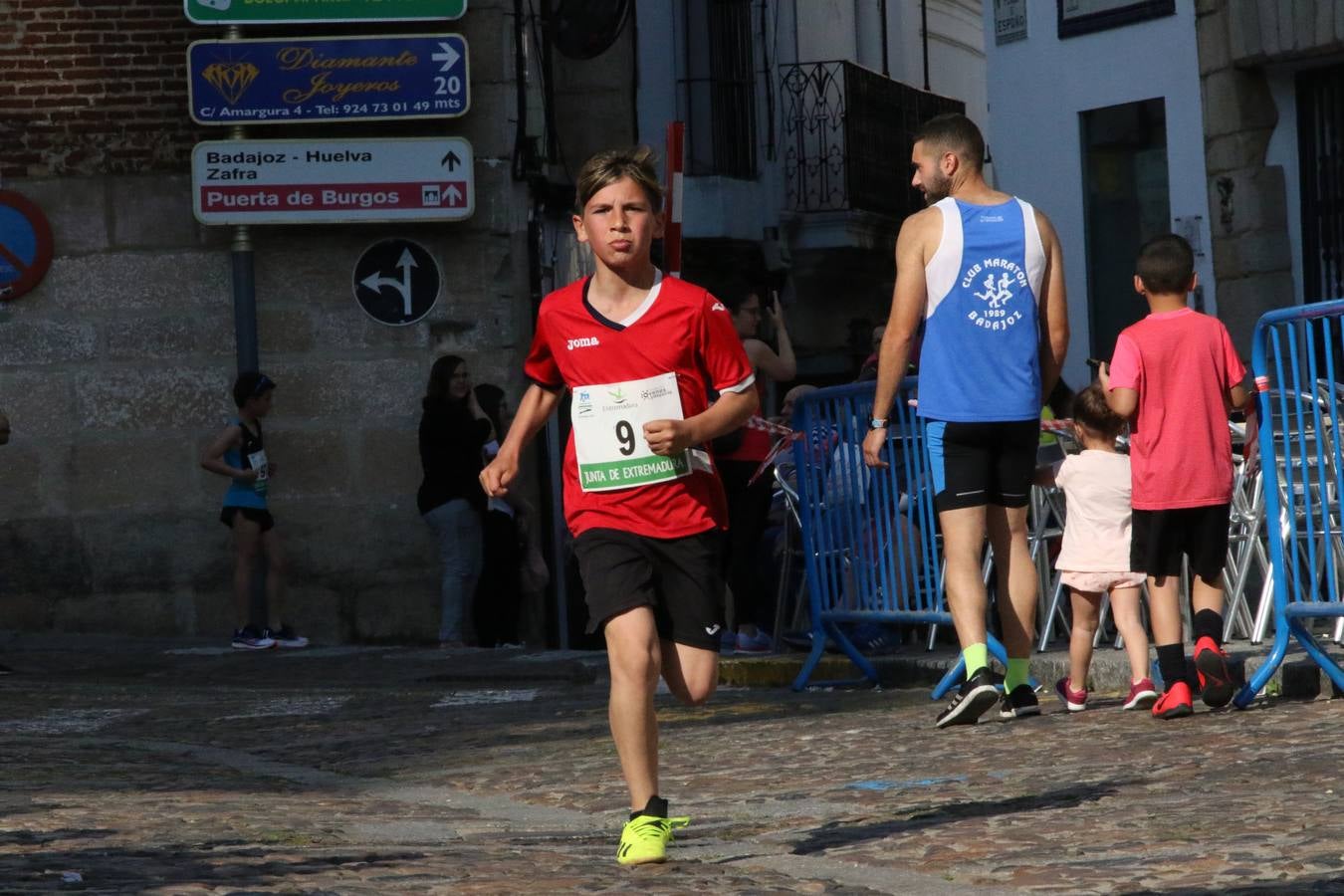 La Plaza de España de Jerez de los Caballeros acogió, ayer, la XXI Carrera Popular y VIII Caminata por la Salud y Solidaridad, organizada por la Concejalía de Juventud y Deportes del Ayuntamiento de Jerez con el apoyo del Programa de Dinamización Deportiva de la Mancomunidad Sierra Suroeste. Esta edición congregó a más de 250 participantes entre todas las categorías y se recaudaron 84 kilos de alimentos y 75 euros destinados a Cruz Roja en Jerez. La citada prueba se consagra, año tras año, como una de las citas deportivas ineludibles y más esperadas por los jerezanos y jerezanas. 