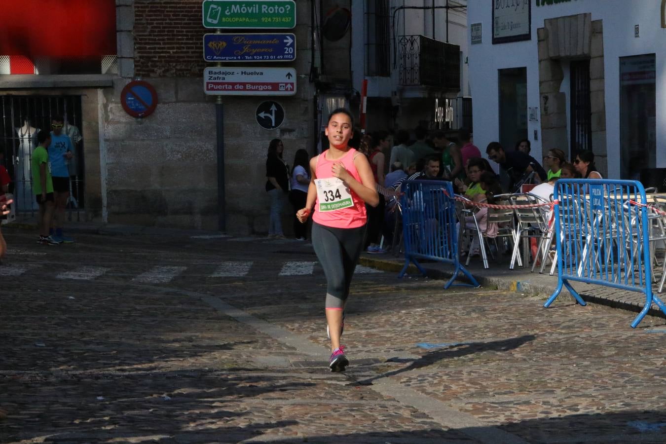 La Plaza de España de Jerez de los Caballeros acogió, ayer, la XXI Carrera Popular y VIII Caminata por la Salud y Solidaridad, organizada por la Concejalía de Juventud y Deportes del Ayuntamiento de Jerez con el apoyo del Programa de Dinamización Deportiva de la Mancomunidad Sierra Suroeste. Esta edición congregó a más de 250 participantes entre todas las categorías y se recaudaron 84 kilos de alimentos y 75 euros destinados a Cruz Roja en Jerez. La citada prueba se consagra, año tras año, como una de las citas deportivas ineludibles y más esperadas por los jerezanos y jerezanas. 