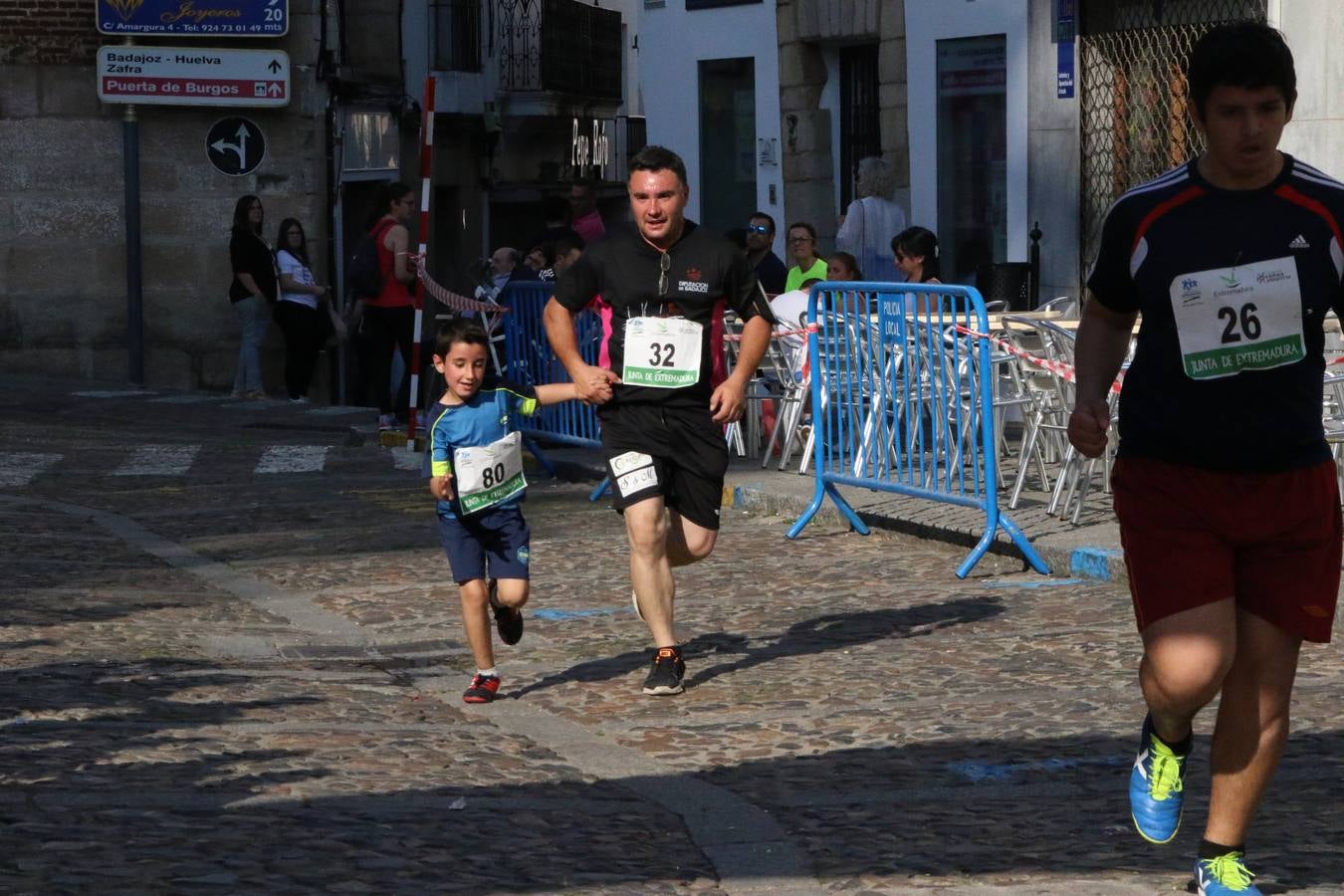 La Plaza de España de Jerez de los Caballeros acogió, ayer, la XXI Carrera Popular y VIII Caminata por la Salud y Solidaridad, organizada por la Concejalía de Juventud y Deportes del Ayuntamiento de Jerez con el apoyo del Programa de Dinamización Deportiva de la Mancomunidad Sierra Suroeste. Esta edición congregó a más de 250 participantes entre todas las categorías y se recaudaron 84 kilos de alimentos y 75 euros destinados a Cruz Roja en Jerez. La citada prueba se consagra, año tras año, como una de las citas deportivas ineludibles y más esperadas por los jerezanos y jerezanas. 