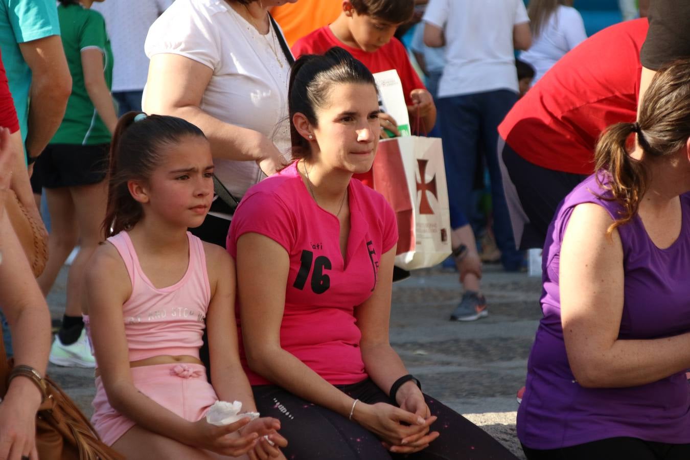 La Plaza de España de Jerez de los Caballeros acogió, ayer, la XXI Carrera Popular y VIII Caminata por la Salud y Solidaridad, organizada por la Concejalía de Juventud y Deportes del Ayuntamiento de Jerez con el apoyo del Programa de Dinamización Deportiva de la Mancomunidad Sierra Suroeste. Esta edición congregó a más de 250 participantes entre todas las categorías y se recaudaron 84 kilos de alimentos y 75 euros destinados a Cruz Roja en Jerez. La citada prueba se consagra, año tras año, como una de las citas deportivas ineludibles y más esperadas por los jerezanos y jerezanas. 