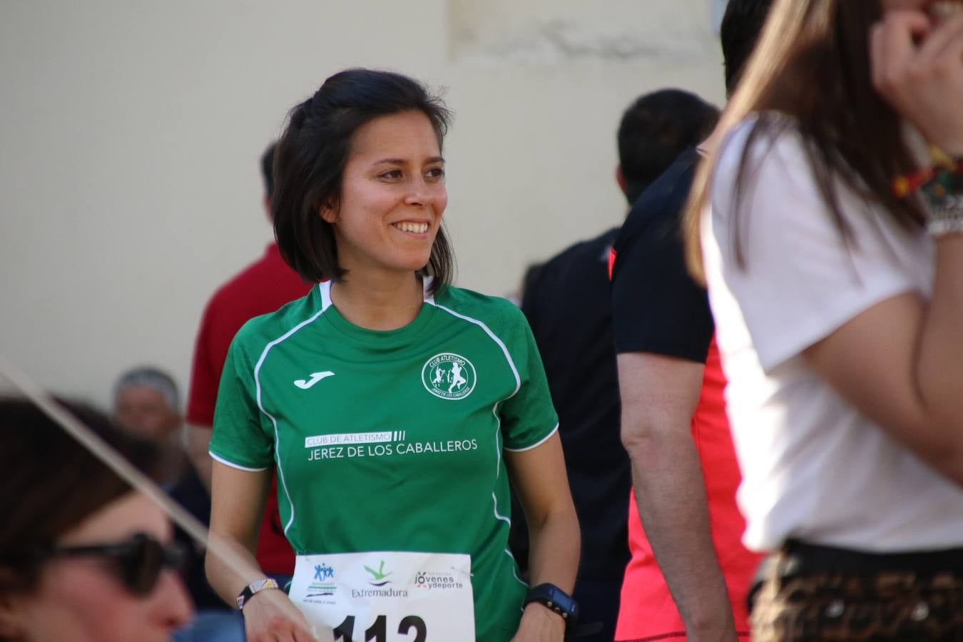 La Plaza de España de Jerez de los Caballeros acogió, ayer, la XXI Carrera Popular y VIII Caminata por la Salud y Solidaridad, organizada por la Concejalía de Juventud y Deportes del Ayuntamiento de Jerez con el apoyo del Programa de Dinamización Deportiva de la Mancomunidad Sierra Suroeste. Esta edición congregó a más de 250 participantes entre todas las categorías y se recaudaron 84 kilos de alimentos y 75 euros destinados a Cruz Roja en Jerez. La citada prueba se consagra, año tras año, como una de las citas deportivas ineludibles y más esperadas por los jerezanos y jerezanas. 