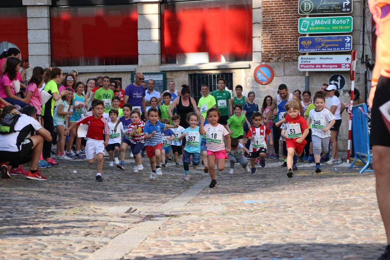La Plaza de España de Jerez de los Caballeros acogió, ayer, la XXI Carrera Popular y VIII Caminata por la Salud y Solidaridad, organizada por la Concejalía de Juventud y Deportes del Ayuntamiento de Jerez con el apoyo del Programa de Dinamización Deportiva de la Mancomunidad Sierra Suroeste. Esta edición congregó a más de 250 participantes entre todas las categorías y se recaudaron 84 kilos de alimentos y 75 euros destinados a Cruz Roja en Jerez. La citada prueba se consagra, año tras año, como una de las citas deportivas ineludibles y más esperadas por los jerezanos y jerezanas. 