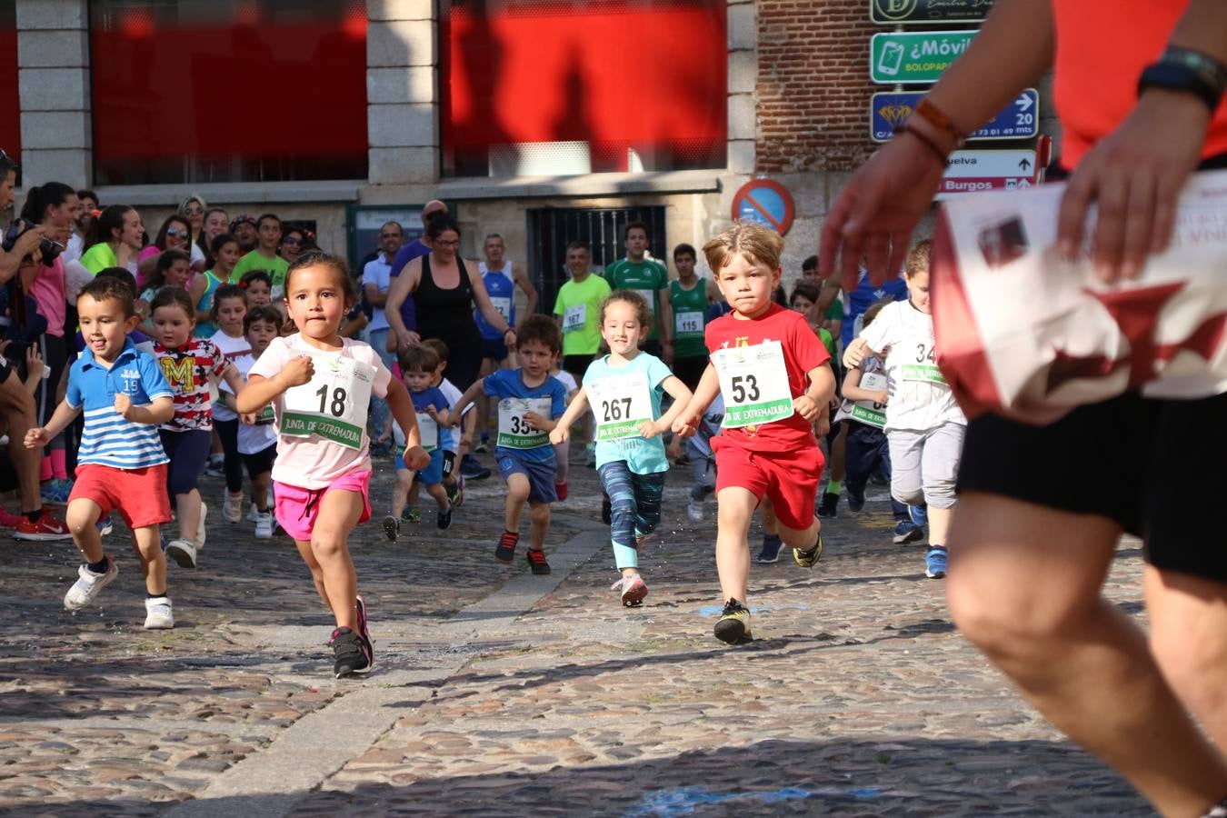 La Plaza de España de Jerez de los Caballeros acogió, ayer, la XXI Carrera Popular y VIII Caminata por la Salud y Solidaridad, organizada por la Concejalía de Juventud y Deportes del Ayuntamiento de Jerez con el apoyo del Programa de Dinamización Deportiva de la Mancomunidad Sierra Suroeste. Esta edición congregó a más de 250 participantes entre todas las categorías y se recaudaron 84 kilos de alimentos y 75 euros destinados a Cruz Roja en Jerez. La citada prueba se consagra, año tras año, como una de las citas deportivas ineludibles y más esperadas por los jerezanos y jerezanas. 