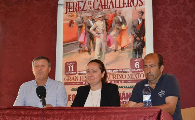 Virginia Borrallo junto a Francisco Rico y Juan Carlos Sánchez en la presentación del Festival taurino. 