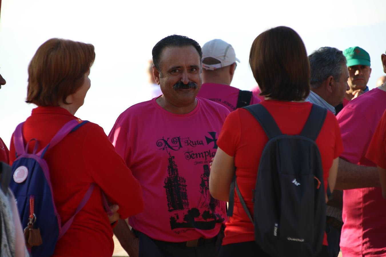 Más de 480 personas han disfrutado, esta mañana, de una nueva edición de la 'Ruta Templaria', organizada por la Asociación Grupo Senderista Jerezano 'Las Chorreras' con el apoyo del Ayuntamiento de Jerez, el Programa de Dinamización Deportiva de la Mancomunidad Sierra Suroeste, 'Euexia Rural' y el patrocinio de diferentes casas comerciales de la localidad. Jerez de los Caballeros y su entorno han vuelto a ser protagonistas de una ruta que, este año, ha contado con un nuevo recorrido entre las cuencas de los arroyos Benferre y Casabayas. La jornada ha comenzado en el Parque de Santa Lucía y ha finalizado en la Plaza de la Alcazaba con una paella y la actuación musical de 'Dale al Play'.