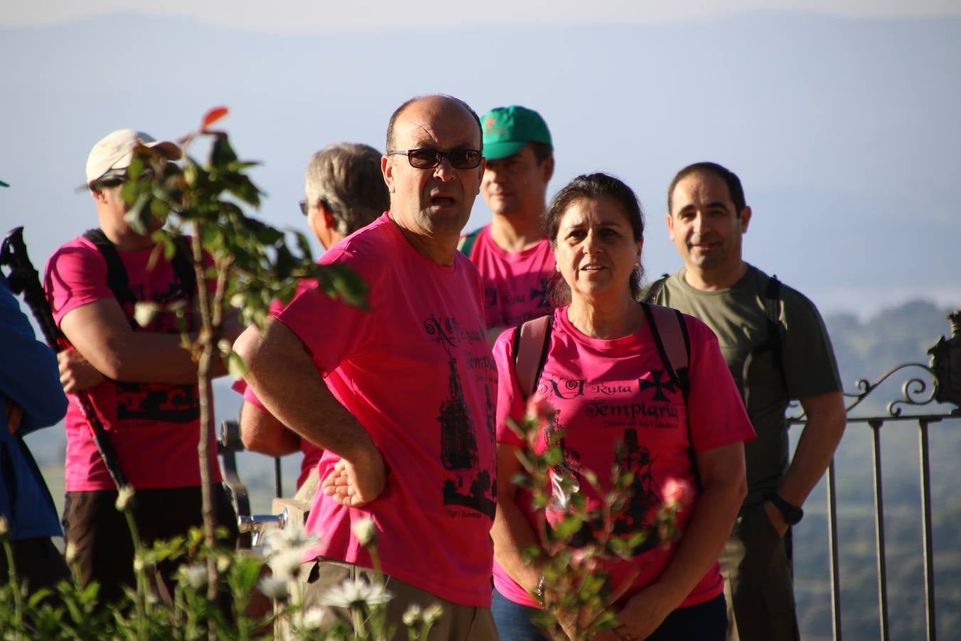 Más de 480 personas han disfrutado, esta mañana, de una nueva edición de la 'Ruta Templaria', organizada por la Asociación Grupo Senderista Jerezano 'Las Chorreras' con el apoyo del Ayuntamiento de Jerez, el Programa de Dinamización Deportiva de la Mancomunidad Sierra Suroeste, 'Euexia Rural' y el patrocinio de diferentes casas comerciales de la localidad. Jerez de los Caballeros y su entorno han vuelto a ser protagonistas de una ruta que, este año, ha contado con un nuevo recorrido entre las cuencas de los arroyos Benferre y Casabayas. La jornada ha comenzado en el Parque de Santa Lucía y ha finalizado en la Plaza de la Alcazaba con una paella y la actuación musical de 'Dale al Play'.