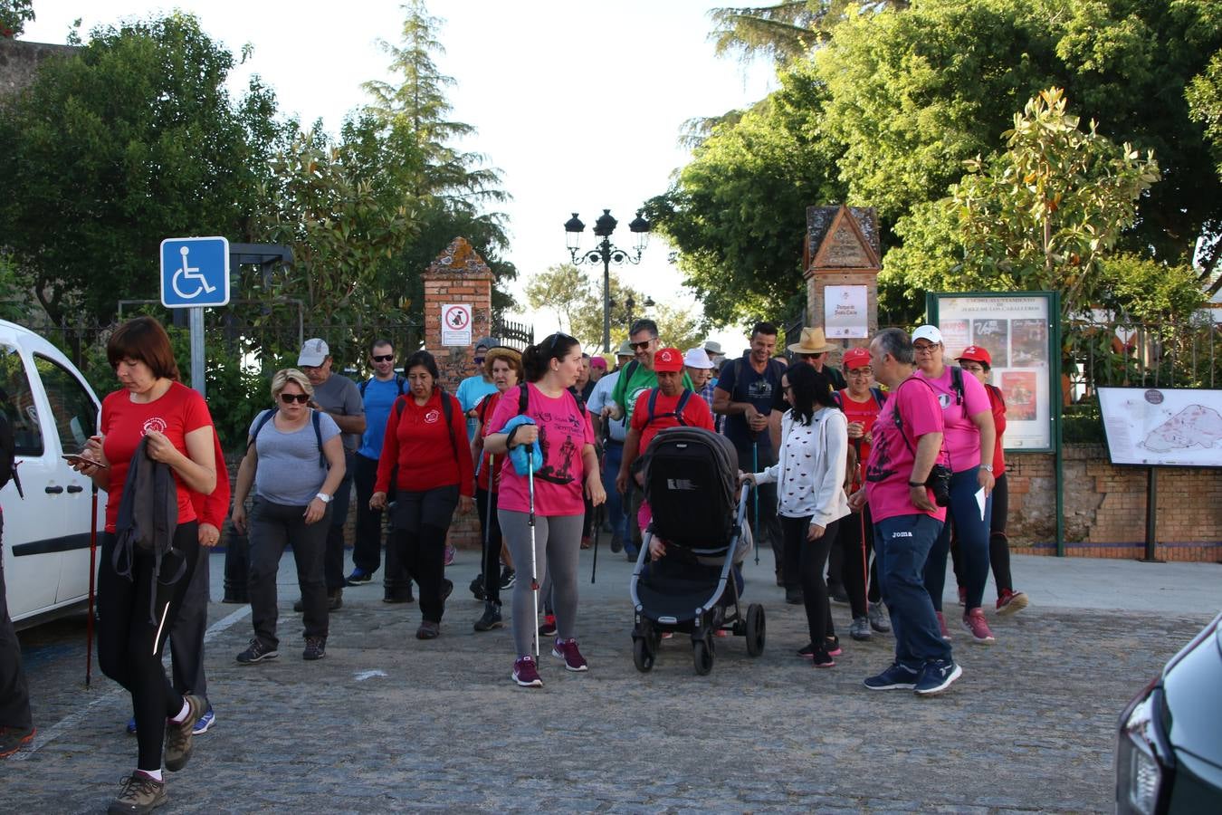 Más de 480 personas han disfrutado, esta mañana, de una nueva edición de la 'Ruta Templaria', organizada por la Asociación Grupo Senderista Jerezano 'Las Chorreras' con el apoyo del Ayuntamiento de Jerez, el Programa de Dinamización Deportiva de la Mancomunidad Sierra Suroeste, 'Euexia Rural' y el patrocinio de diferentes casas comerciales de la localidad. Jerez de los Caballeros y su entorno han vuelto a ser protagonistas de una ruta que, este año, ha contado con un nuevo recorrido entre las cuencas de los arroyos Benferre y Casabayas. La jornada ha comenzado en el Parque de Santa Lucía y ha finalizado en la Plaza de la Alcazaba con una paella y la actuación musical de 'Dale al Play'.