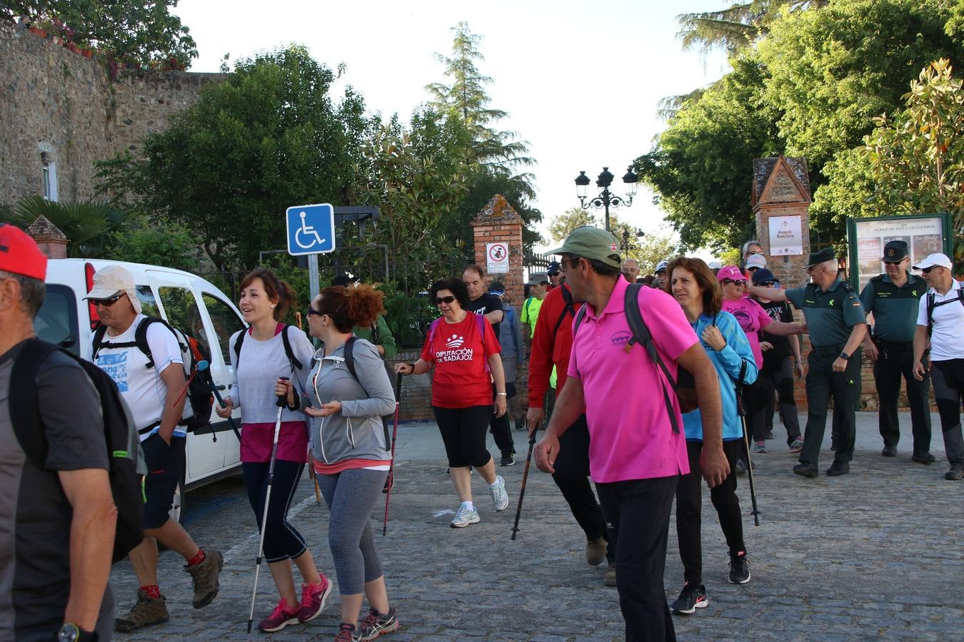 Más de 480 personas han disfrutado, esta mañana, de una nueva edición de la 'Ruta Templaria', organizada por la Asociación Grupo Senderista Jerezano 'Las Chorreras' con el apoyo del Ayuntamiento de Jerez, el Programa de Dinamización Deportiva de la Mancomunidad Sierra Suroeste, 'Euexia Rural' y el patrocinio de diferentes casas comerciales de la localidad. Jerez de los Caballeros y su entorno han vuelto a ser protagonistas de una ruta que, este año, ha contado con un nuevo recorrido entre las cuencas de los arroyos Benferre y Casabayas. La jornada ha comenzado en el Parque de Santa Lucía y ha finalizado en la Plaza de la Alcazaba con una paella y la actuación musical de 'Dale al Play'.