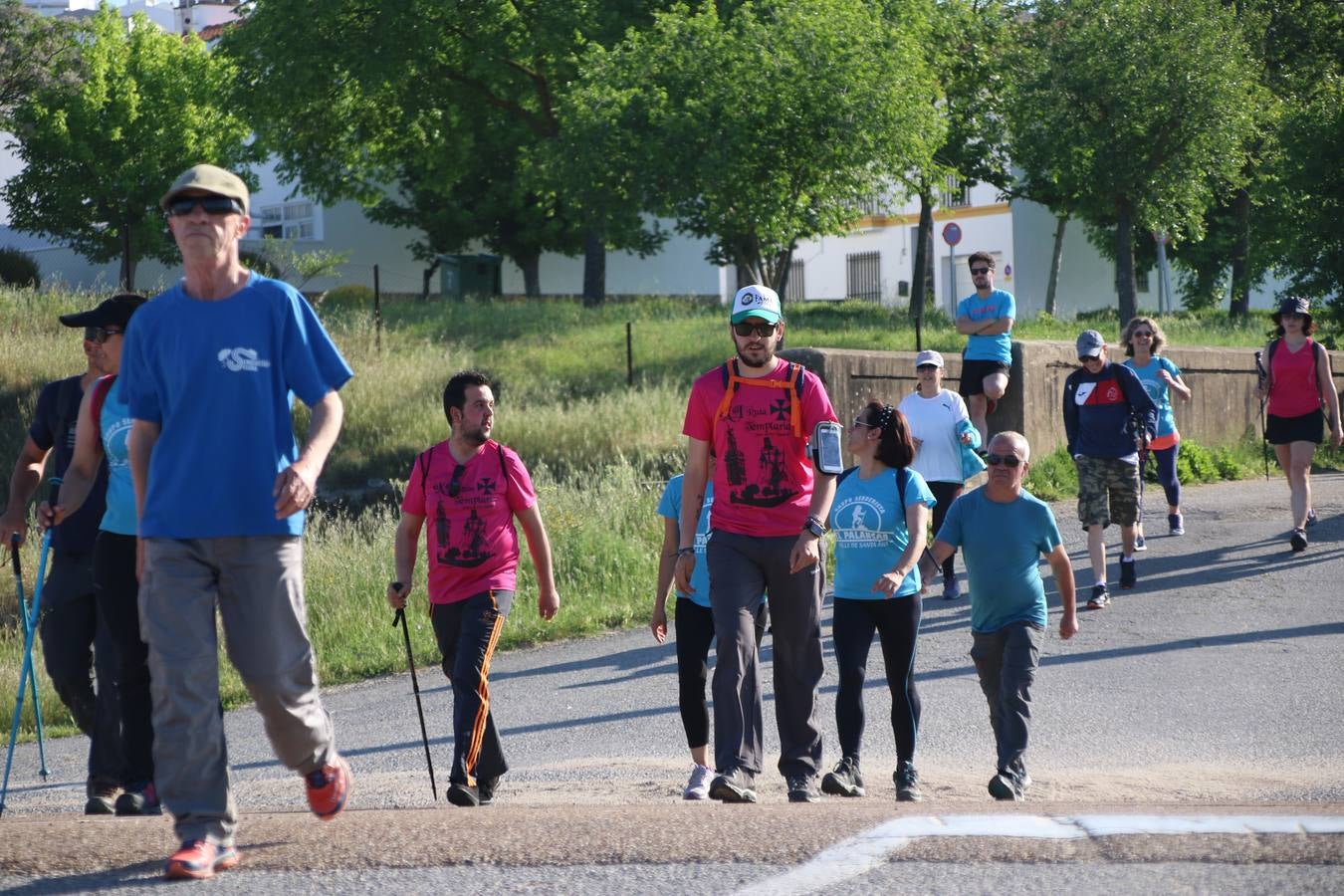 Más de 480 personas han disfrutado, esta mañana, de una nueva edición de la 'Ruta Templaria', organizada por la Asociación Grupo Senderista Jerezano 'Las Chorreras' con el apoyo del Ayuntamiento de Jerez, el Programa de Dinamización Deportiva de la Mancomunidad Sierra Suroeste, 'Euexia Rural' y el patrocinio de diferentes casas comerciales de la localidad. Jerez de los Caballeros y su entorno han vuelto a ser protagonistas de una ruta que, este año, ha contado con un nuevo recorrido entre las cuencas de los arroyos Benferre y Casabayas. La jornada ha comenzado en el Parque de Santa Lucía y ha finalizado en la Plaza de la Alcazaba con una paella y la actuación musical de 'Dale al Play'.