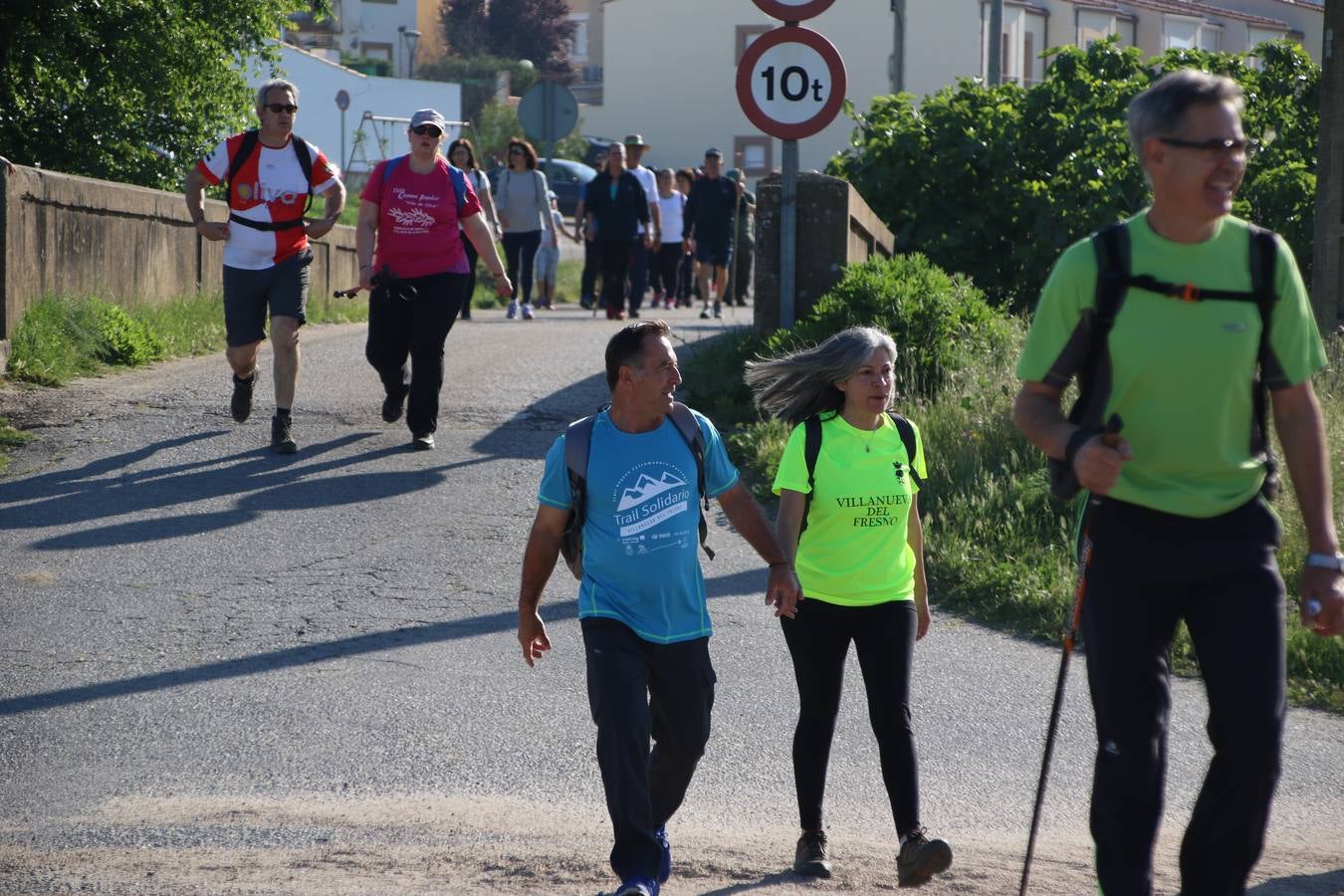 Más de 480 personas han disfrutado, esta mañana, de una nueva edición de la 'Ruta Templaria', organizada por la Asociación Grupo Senderista Jerezano 'Las Chorreras' con el apoyo del Ayuntamiento de Jerez, el Programa de Dinamización Deportiva de la Mancomunidad Sierra Suroeste, 'Euexia Rural' y el patrocinio de diferentes casas comerciales de la localidad. Jerez de los Caballeros y su entorno han vuelto a ser protagonistas de una ruta que, este año, ha contado con un nuevo recorrido entre las cuencas de los arroyos Benferre y Casabayas. La jornada ha comenzado en el Parque de Santa Lucía y ha finalizado en la Plaza de la Alcazaba con una paella y la actuación musical de 'Dale al Play'.