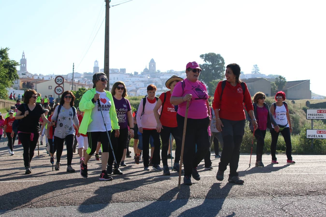 Más de 480 personas han disfrutado, esta mañana, de una nueva edición de la 'Ruta Templaria', organizada por la Asociación Grupo Senderista Jerezano 'Las Chorreras' con el apoyo del Ayuntamiento de Jerez, el Programa de Dinamización Deportiva de la Mancomunidad Sierra Suroeste, 'Euexia Rural' y el patrocinio de diferentes casas comerciales de la localidad. Jerez de los Caballeros y su entorno han vuelto a ser protagonistas de una ruta que, este año, ha contado con un nuevo recorrido entre las cuencas de los arroyos Benferre y Casabayas. La jornada ha comenzado en el Parque de Santa Lucía y ha finalizado en la Plaza de la Alcazaba con una paella y la actuación musical de 'Dale al Play'.