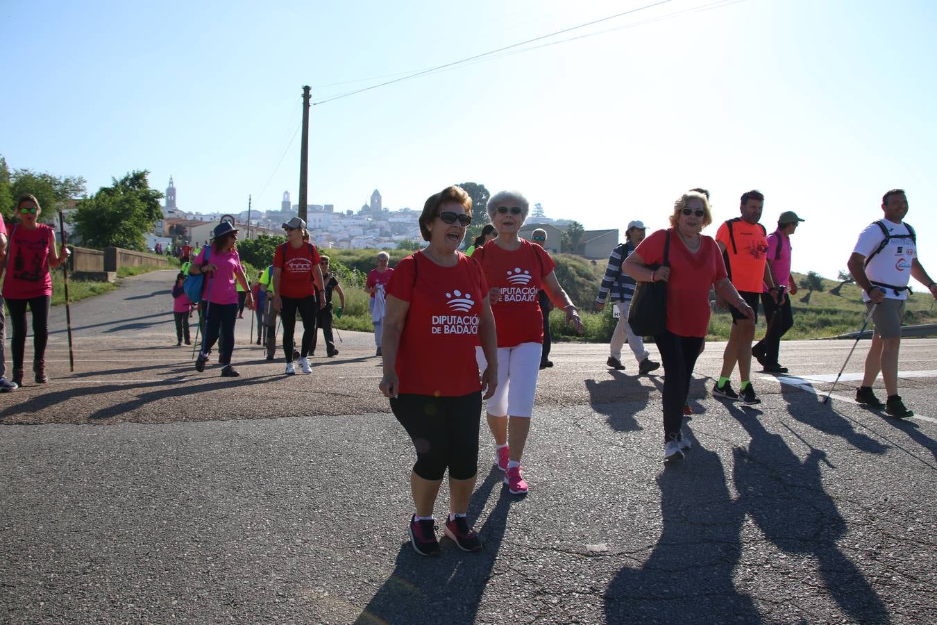 Más de 480 personas han disfrutado, esta mañana, de una nueva edición de la 'Ruta Templaria', organizada por la Asociación Grupo Senderista Jerezano 'Las Chorreras' con el apoyo del Ayuntamiento de Jerez, el Programa de Dinamización Deportiva de la Mancomunidad Sierra Suroeste, 'Euexia Rural' y el patrocinio de diferentes casas comerciales de la localidad. Jerez de los Caballeros y su entorno han vuelto a ser protagonistas de una ruta que, este año, ha contado con un nuevo recorrido entre las cuencas de los arroyos Benferre y Casabayas. La jornada ha comenzado en el Parque de Santa Lucía y ha finalizado en la Plaza de la Alcazaba con una paella y la actuación musical de 'Dale al Play'.