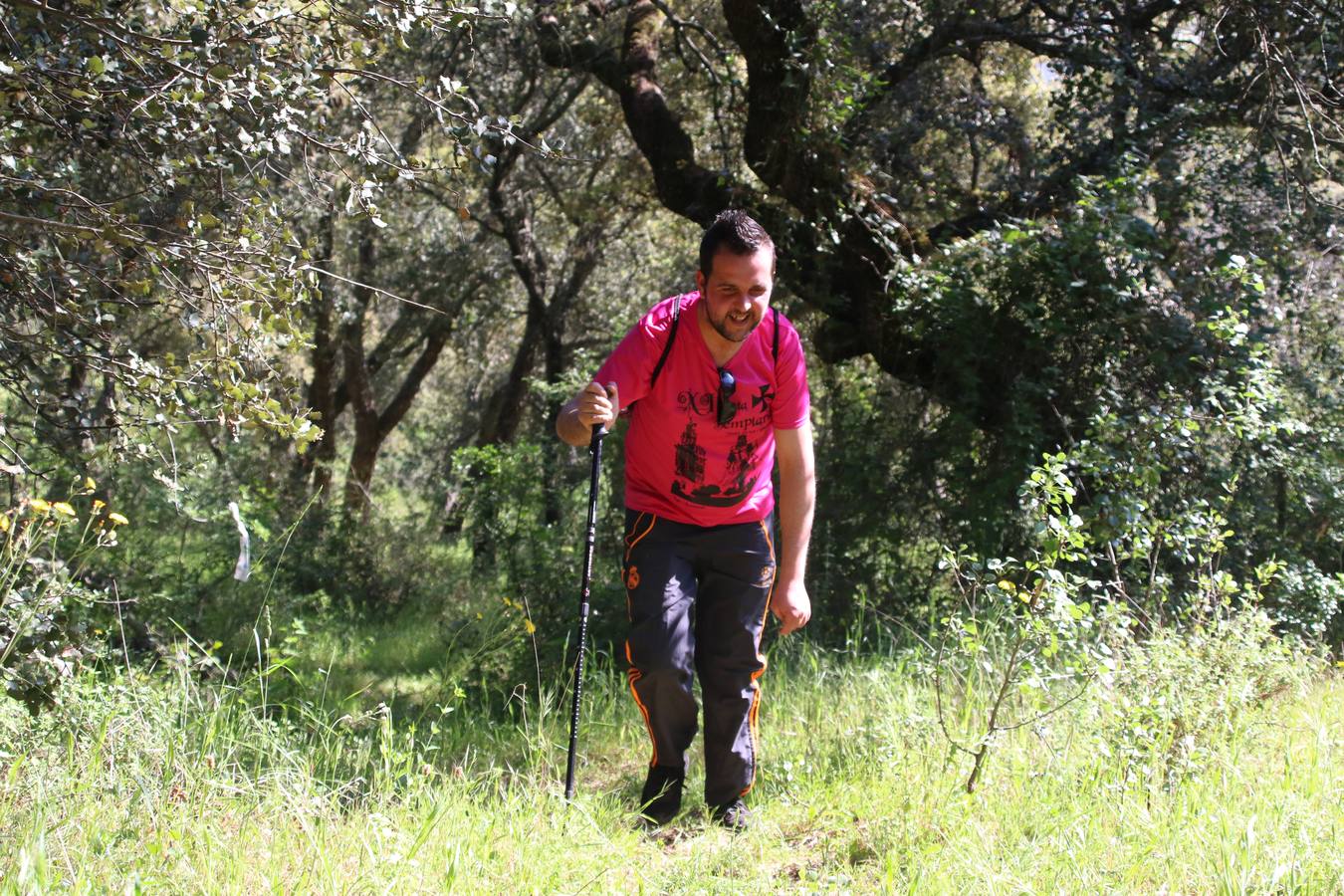 Más de 480 personas han disfrutado, esta mañana, de una nueva edición de la 'Ruta Templaria', organizada por la Asociación Grupo Senderista Jerezano 'Las Chorreras' con el apoyo del Ayuntamiento de Jerez, el Programa de Dinamización Deportiva de la Mancomunidad Sierra Suroeste, 'Euexia Rural' y el patrocinio de diferentes casas comerciales de la localidad. Jerez de los Caballeros y su entorno han vuelto a ser protagonistas de una ruta que, este año, ha contado con un nuevo recorrido entre las cuencas de los arroyos Benferre y Casabayas. La jornada ha comenzado en el Parque de Santa Lucía y ha finalizado en la Plaza de la Alcazaba con una paella y la actuación musical de 'Dale al Play'.