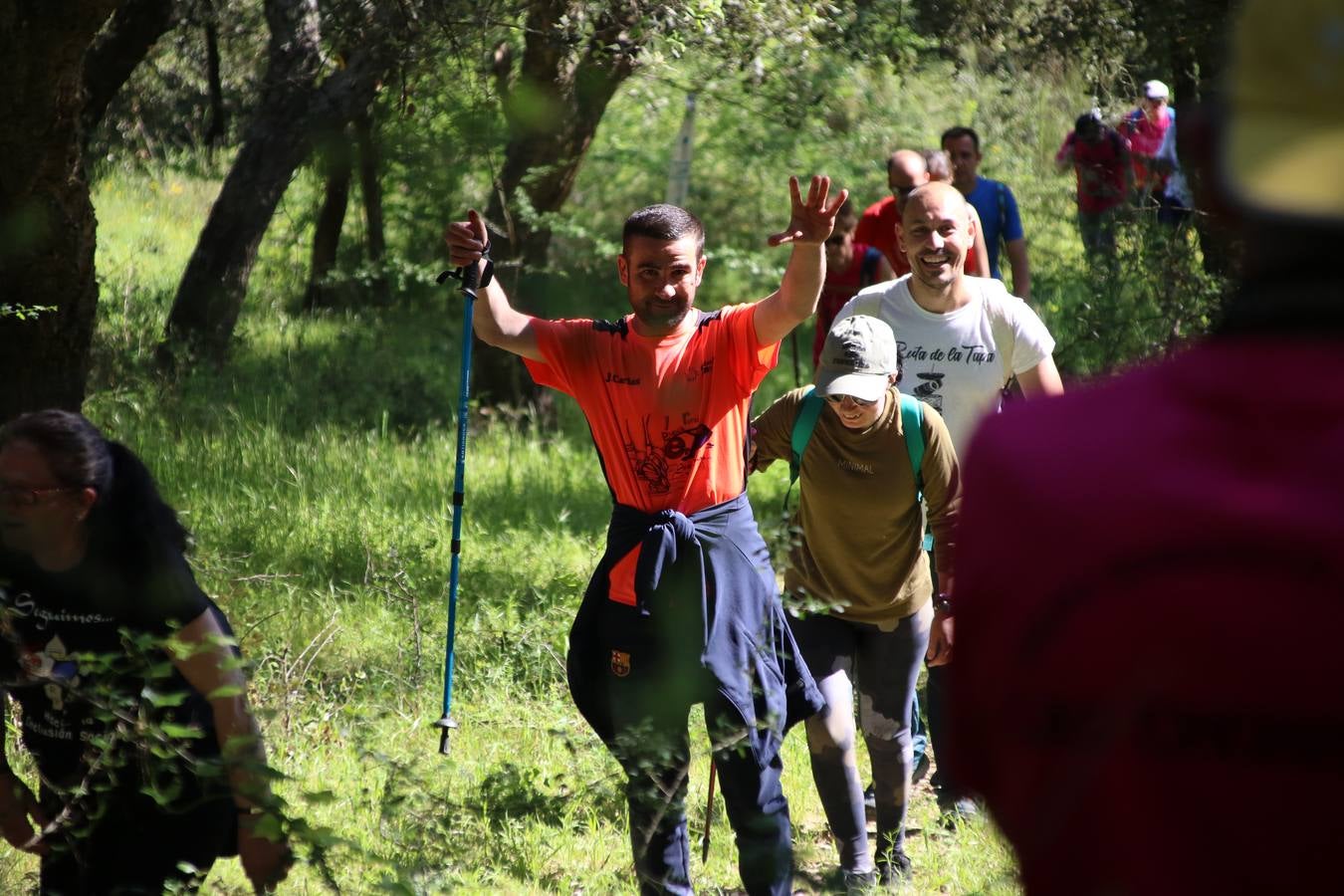 Más de 480 personas han disfrutado, esta mañana, de una nueva edición de la 'Ruta Templaria', organizada por la Asociación Grupo Senderista Jerezano 'Las Chorreras' con el apoyo del Ayuntamiento de Jerez, el Programa de Dinamización Deportiva de la Mancomunidad Sierra Suroeste, 'Euexia Rural' y el patrocinio de diferentes casas comerciales de la localidad. Jerez de los Caballeros y su entorno han vuelto a ser protagonistas de una ruta que, este año, ha contado con un nuevo recorrido entre las cuencas de los arroyos Benferre y Casabayas. La jornada ha comenzado en el Parque de Santa Lucía y ha finalizado en la Plaza de la Alcazaba con una paella y la actuación musical de 'Dale al Play'.