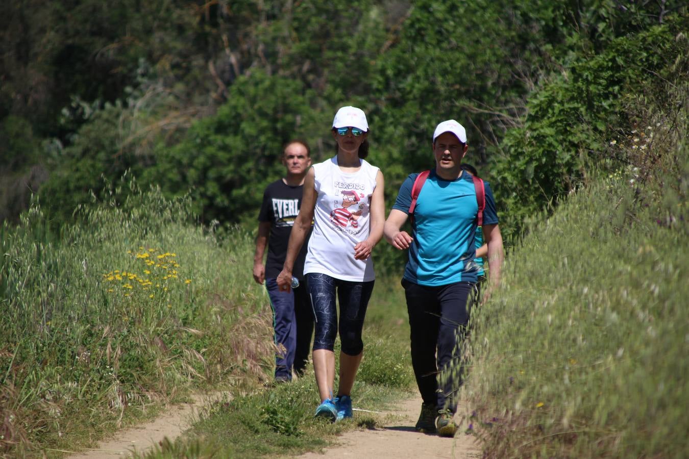 Más de 480 personas han disfrutado, esta mañana, de una nueva edición de la 'Ruta Templaria', organizada por la Asociación Grupo Senderista Jerezano 'Las Chorreras' con el apoyo del Ayuntamiento de Jerez, el Programa de Dinamización Deportiva de la Mancomunidad Sierra Suroeste, 'Euexia Rural' y el patrocinio de diferentes casas comerciales de la localidad. Jerez de los Caballeros y su entorno han vuelto a ser protagonistas de una ruta que, este año, ha contado con un nuevo recorrido entre las cuencas de los arroyos Benferre y Casabayas. La jornada ha comenzado en el Parque de Santa Lucía y ha finalizado en la Plaza de la Alcazaba con una paella y la actuación musical de 'Dale al Play'.