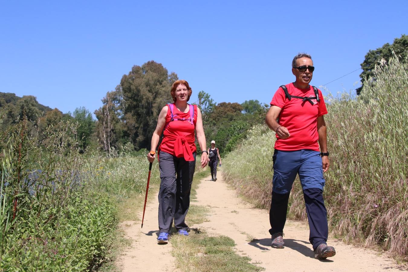 Más de 480 personas han disfrutado, esta mañana, de una nueva edición de la 'Ruta Templaria', organizada por la Asociación Grupo Senderista Jerezano 'Las Chorreras' con el apoyo del Ayuntamiento de Jerez, el Programa de Dinamización Deportiva de la Mancomunidad Sierra Suroeste, 'Euexia Rural' y el patrocinio de diferentes casas comerciales de la localidad. Jerez de los Caballeros y su entorno han vuelto a ser protagonistas de una ruta que, este año, ha contado con un nuevo recorrido entre las cuencas de los arroyos Benferre y Casabayas. La jornada ha comenzado en el Parque de Santa Lucía y ha finalizado en la Plaza de la Alcazaba con una paella y la actuación musical de 'Dale al Play'.