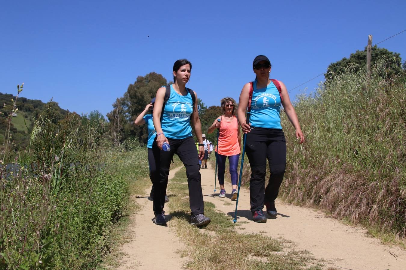 Más de 480 personas han disfrutado, esta mañana, de una nueva edición de la 'Ruta Templaria', organizada por la Asociación Grupo Senderista Jerezano 'Las Chorreras' con el apoyo del Ayuntamiento de Jerez, el Programa de Dinamización Deportiva de la Mancomunidad Sierra Suroeste, 'Euexia Rural' y el patrocinio de diferentes casas comerciales de la localidad. Jerez de los Caballeros y su entorno han vuelto a ser protagonistas de una ruta que, este año, ha contado con un nuevo recorrido entre las cuencas de los arroyos Benferre y Casabayas. La jornada ha comenzado en el Parque de Santa Lucía y ha finalizado en la Plaza de la Alcazaba con una paella y la actuación musical de 'Dale al Play'.