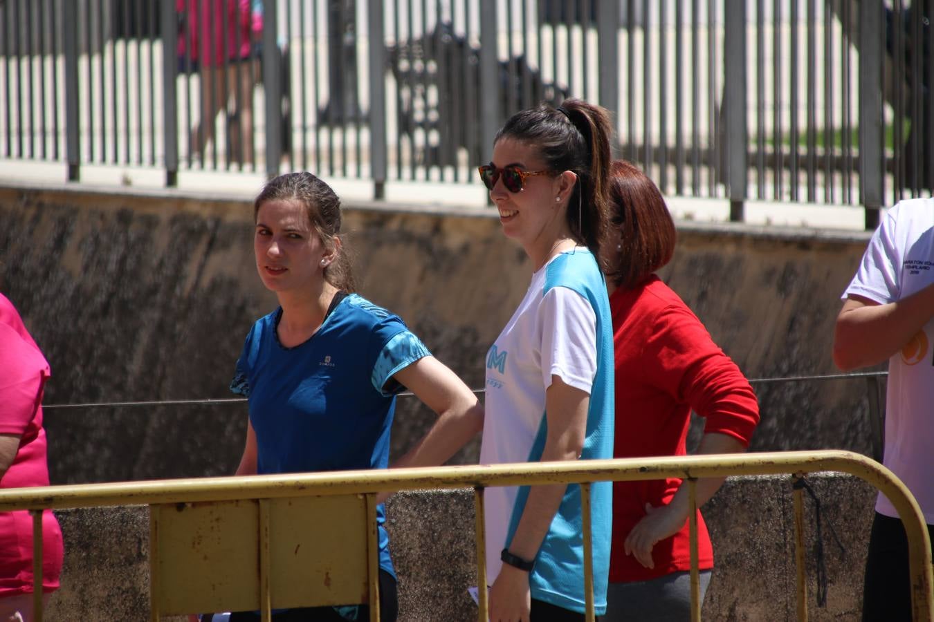 Más de 480 personas han disfrutado, esta mañana, de una nueva edición de la 'Ruta Templaria', organizada por la Asociación Grupo Senderista Jerezano 'Las Chorreras' con el apoyo del Ayuntamiento de Jerez, el Programa de Dinamización Deportiva de la Mancomunidad Sierra Suroeste, 'Euexia Rural' y el patrocinio de diferentes casas comerciales de la localidad. Jerez de los Caballeros y su entorno han vuelto a ser protagonistas de una ruta que, este año, ha contado con un nuevo recorrido entre las cuencas de los arroyos Benferre y Casabayas. La jornada ha comenzado en el Parque de Santa Lucía y ha finalizado en la Plaza de la Alcazaba con una paella y la actuación musical de 'Dale al Play'.