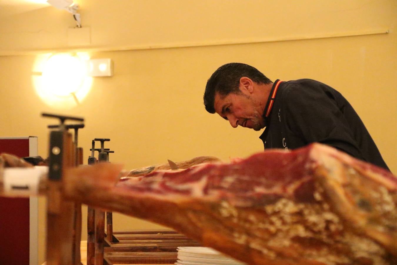 La empresa familiar 'Oro Graso', de Higuera la Real, se ha proclamado ganadora del XXX Concurso 'Jamón de Oro', cuya cata y puntuación se ha celebrado, esta mañana, en el marco del XXX Salón del Jamón Ibérico. El Trofeo 'Jamón de Plata', ha correspondido a 'Embutidos Morato' y el Trofeo 'Jamón de Bronce' a 'Victoriano Contreras Barragán Hermanos'.