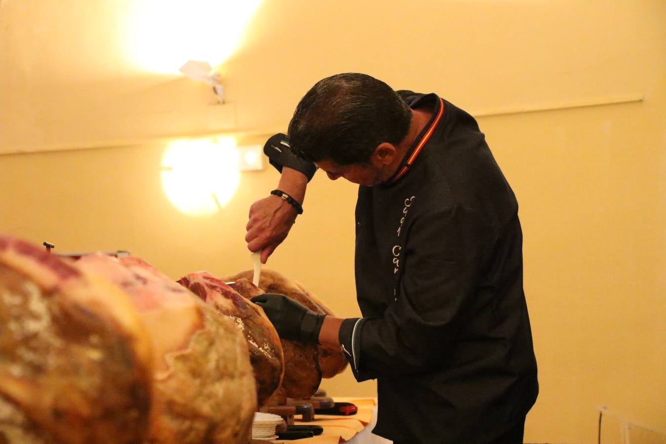 La empresa familiar 'Oro Graso', de Higuera la Real, se ha proclamado ganadora del XXX Concurso 'Jamón de Oro', cuya cata y puntuación se ha celebrado, esta mañana, en el marco del XXX Salón del Jamón Ibérico. El Trofeo 'Jamón de Plata', ha correspondido a 'Embutidos Morato' y el Trofeo 'Jamón de Bronce' a 'Victoriano Contreras Barragán Hermanos'.