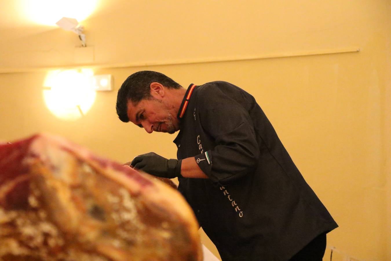 La empresa familiar 'Oro Graso', de Higuera la Real, se ha proclamado ganadora del XXX Concurso 'Jamón de Oro', cuya cata y puntuación se ha celebrado, esta mañana, en el marco del XXX Salón del Jamón Ibérico. El Trofeo 'Jamón de Plata', ha correspondido a 'Embutidos Morato' y el Trofeo 'Jamón de Bronce' a 'Victoriano Contreras Barragán Hermanos'.