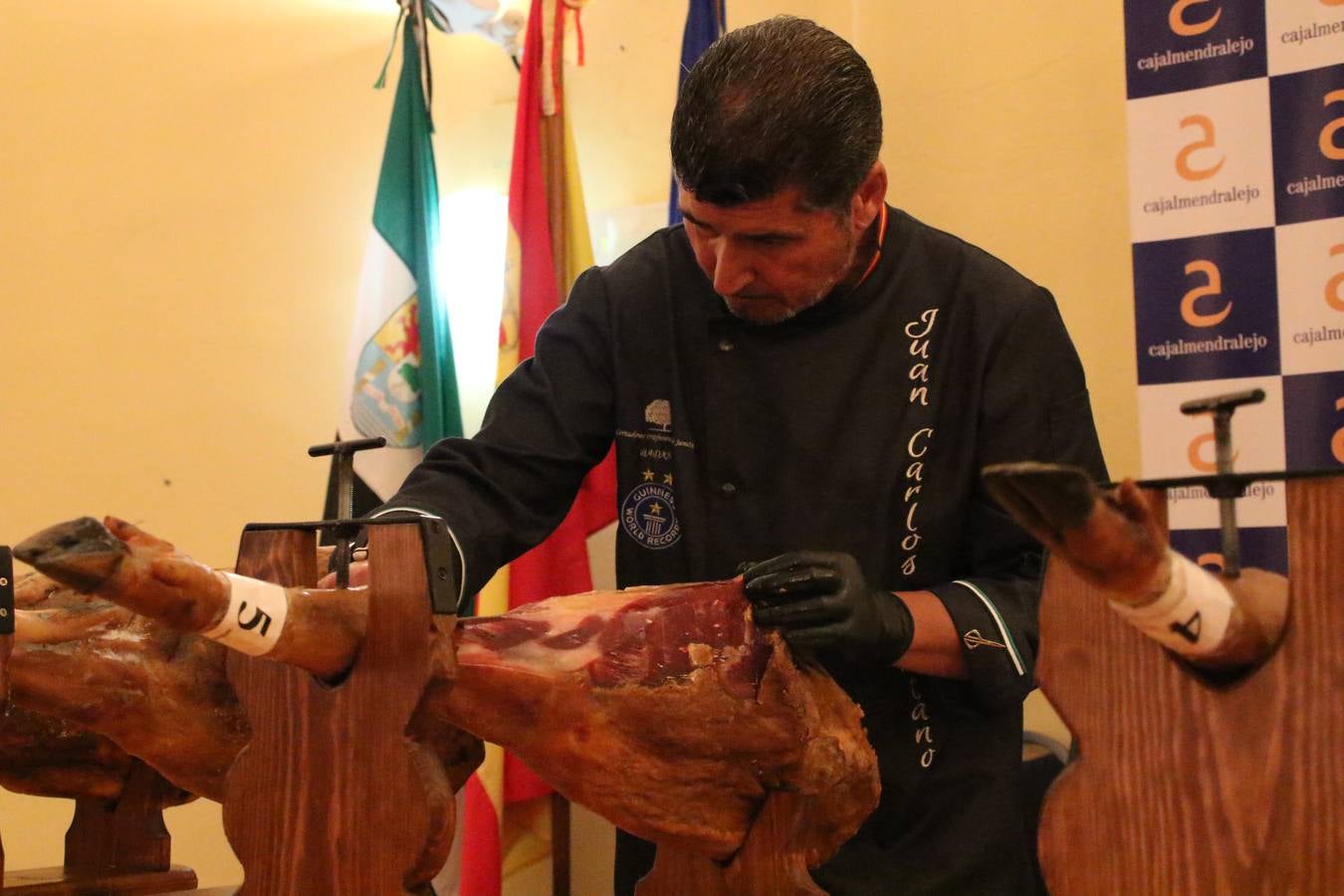 La empresa familiar 'Oro Graso', de Higuera la Real, se ha proclamado ganadora del XXX Concurso 'Jamón de Oro', cuya cata y puntuación se ha celebrado, esta mañana, en el marco del XXX Salón del Jamón Ibérico. El Trofeo 'Jamón de Plata', ha correspondido a 'Embutidos Morato' y el Trofeo 'Jamón de Bronce' a 'Victoriano Contreras Barragán Hermanos'.