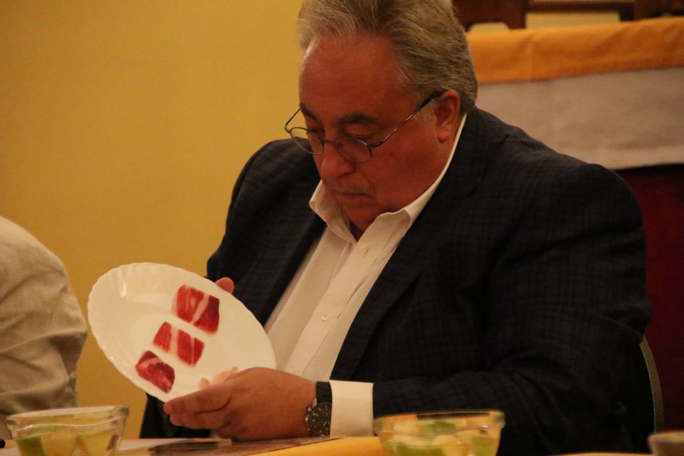 La empresa familiar 'Oro Graso', de Higuera la Real, se ha proclamado ganadora del XXX Concurso 'Jamón de Oro', cuya cata y puntuación se ha celebrado, esta mañana, en el marco del XXX Salón del Jamón Ibérico. El Trofeo 'Jamón de Plata', ha correspondido a 'Embutidos Morato' y el Trofeo 'Jamón de Bronce' a 'Victoriano Contreras Barragán Hermanos'.