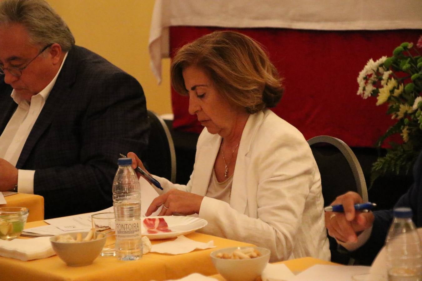 La empresa familiar 'Oro Graso', de Higuera la Real, se ha proclamado ganadora del XXX Concurso 'Jamón de Oro', cuya cata y puntuación se ha celebrado, esta mañana, en el marco del XXX Salón del Jamón Ibérico. El Trofeo 'Jamón de Plata', ha correspondido a 'Embutidos Morato' y el Trofeo 'Jamón de Bronce' a 'Victoriano Contreras Barragán Hermanos'.