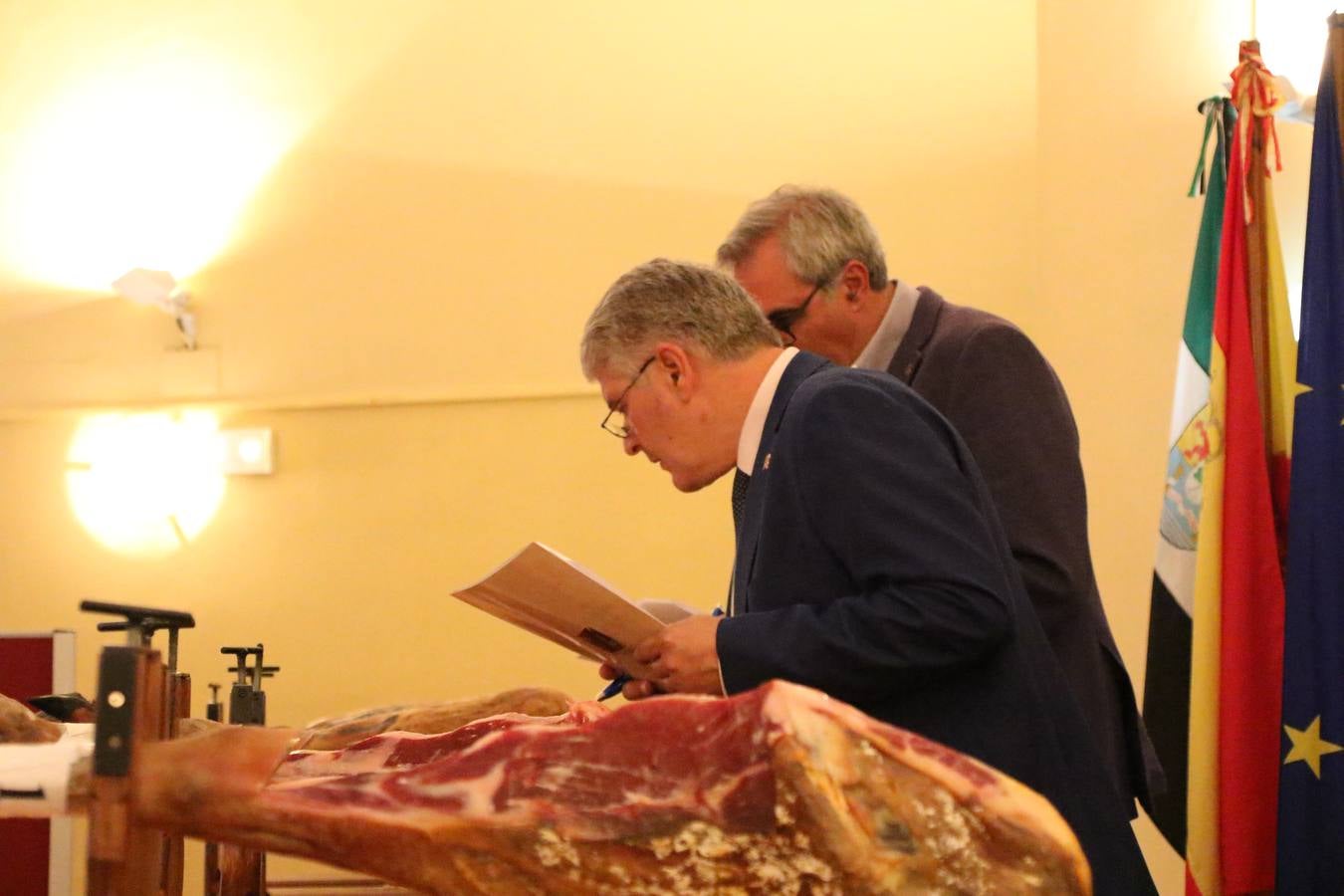 La empresa familiar 'Oro Graso', de Higuera la Real, se ha proclamado ganadora del XXX Concurso 'Jamón de Oro', cuya cata y puntuación se ha celebrado, esta mañana, en el marco del XXX Salón del Jamón Ibérico. El Trofeo 'Jamón de Plata', ha correspondido a 'Embutidos Morato' y el Trofeo 'Jamón de Bronce' a 'Victoriano Contreras Barragán Hermanos'.