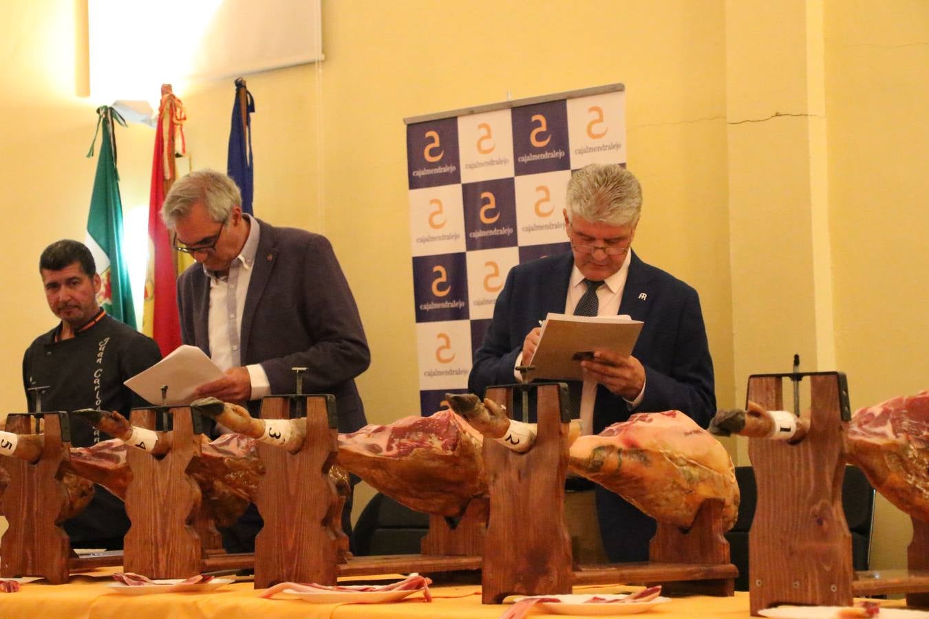 La empresa familiar 'Oro Graso', de Higuera la Real, se ha proclamado ganadora del XXX Concurso 'Jamón de Oro', cuya cata y puntuación se ha celebrado, esta mañana, en el marco del XXX Salón del Jamón Ibérico. El Trofeo 'Jamón de Plata', ha correspondido a 'Embutidos Morato' y el Trofeo 'Jamón de Bronce' a 'Victoriano Contreras Barragán Hermanos'.