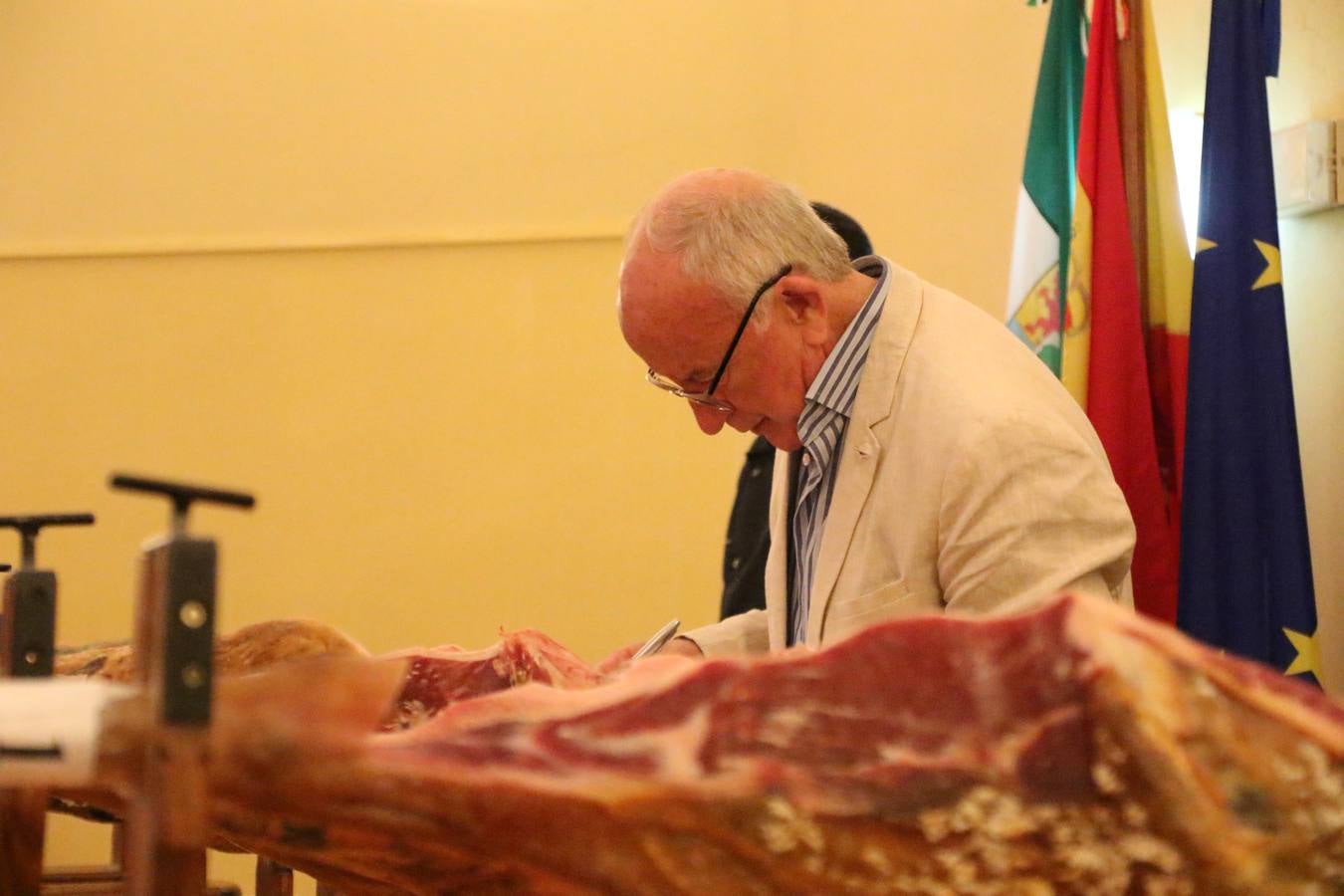 La empresa familiar 'Oro Graso', de Higuera la Real, se ha proclamado ganadora del XXX Concurso 'Jamón de Oro', cuya cata y puntuación se ha celebrado, esta mañana, en el marco del XXX Salón del Jamón Ibérico. El Trofeo 'Jamón de Plata', ha correspondido a 'Embutidos Morato' y el Trofeo 'Jamón de Bronce' a 'Victoriano Contreras Barragán Hermanos'.