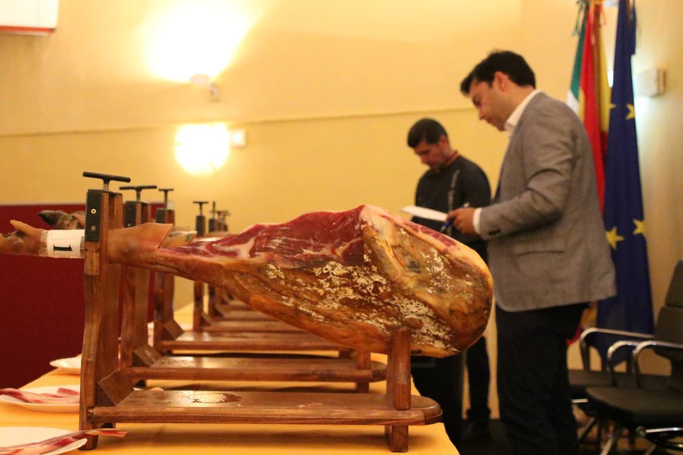 La empresa familiar 'Oro Graso', de Higuera la Real, se ha proclamado ganadora del XXX Concurso 'Jamón de Oro', cuya cata y puntuación se ha celebrado, esta mañana, en el marco del XXX Salón del Jamón Ibérico. El Trofeo 'Jamón de Plata', ha correspondido a 'Embutidos Morato' y el Trofeo 'Jamón de Bronce' a 'Victoriano Contreras Barragán Hermanos'.