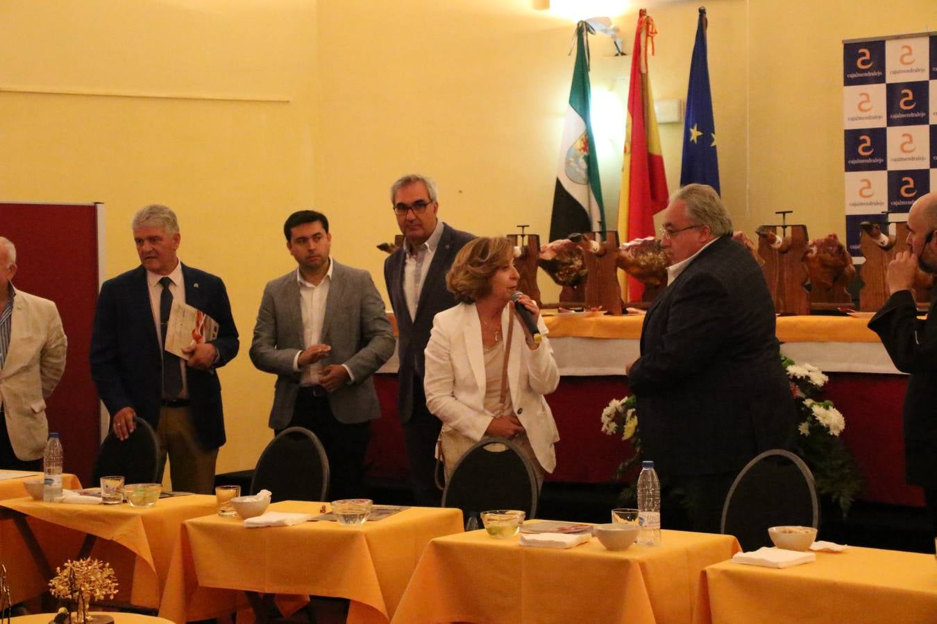 La empresa familiar 'Oro Graso', de Higuera la Real, se ha proclamado ganadora del XXX Concurso 'Jamón de Oro', cuya cata y puntuación se ha celebrado, esta mañana, en el marco del XXX Salón del Jamón Ibérico. El Trofeo 'Jamón de Plata', ha correspondido a 'Embutidos Morato' y el Trofeo 'Jamón de Bronce' a 'Victoriano Contreras Barragán Hermanos'.