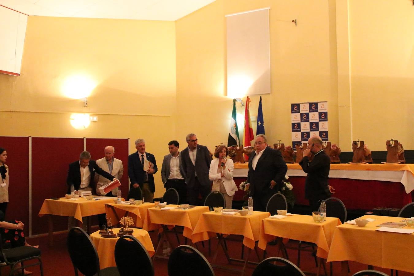 La empresa familiar 'Oro Graso', de Higuera la Real, se ha proclamado ganadora del XXX Concurso 'Jamón de Oro', cuya cata y puntuación se ha celebrado, esta mañana, en el marco del XXX Salón del Jamón Ibérico. El Trofeo 'Jamón de Plata', ha correspondido a 'Embutidos Morato' y el Trofeo 'Jamón de Bronce' a 'Victoriano Contreras Barragán Hermanos'.