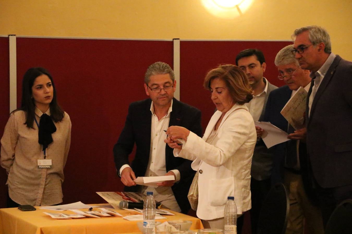 La empresa familiar 'Oro Graso', de Higuera la Real, se ha proclamado ganadora del XXX Concurso 'Jamón de Oro', cuya cata y puntuación se ha celebrado, esta mañana, en el marco del XXX Salón del Jamón Ibérico. El Trofeo 'Jamón de Plata', ha correspondido a 'Embutidos Morato' y el Trofeo 'Jamón de Bronce' a 'Victoriano Contreras Barragán Hermanos'.