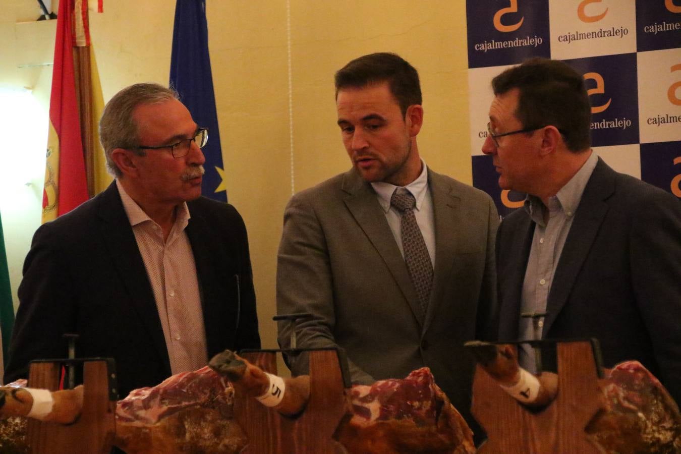 La empresa familiar 'Oro Graso', de Higuera la Real, se ha proclamado ganadora del XXX Concurso 'Jamón de Oro', cuya cata y puntuación se ha celebrado, esta mañana, en el marco del XXX Salón del Jamón Ibérico. El Trofeo 'Jamón de Plata', ha correspondido a 'Embutidos Morato' y el Trofeo 'Jamón de Bronce' a 'Victoriano Contreras Barragán Hermanos'.